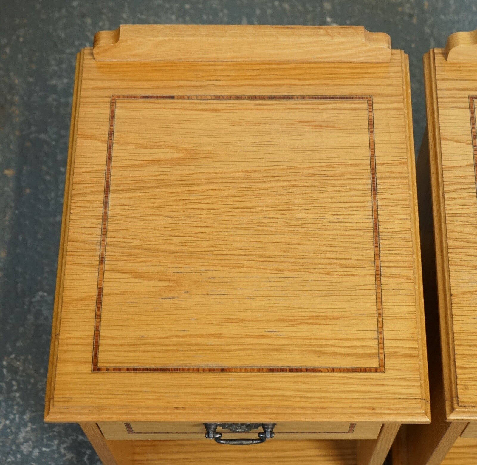 VINTAGE PAIR OF OAK KEATS BEDSIDE NIGHTSTAND CABINET MADE BY CURTIS FURNITURE J1