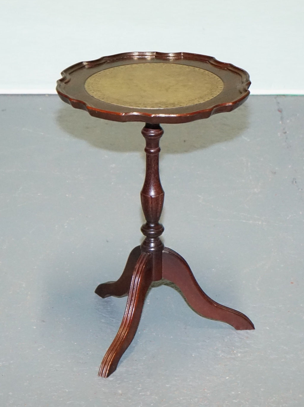 VINTAGE GEORGIAN STYLE TRIPOD WINE TABLE WITH SCALLOPED EDGE & LEATHER INSET TOP