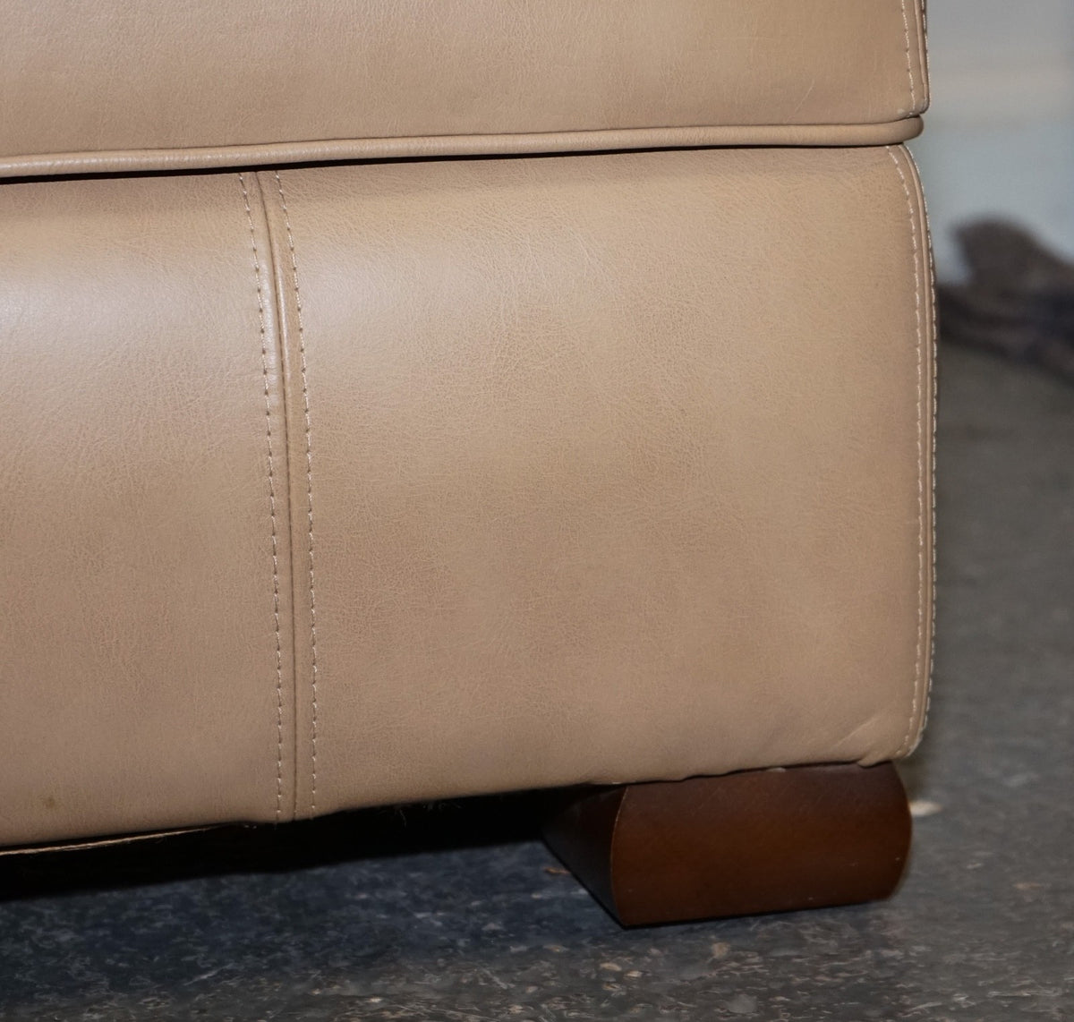 FINE LATTE BROWN LEATHER OTTOMAN FOOTSTOOL WITH STORAGE BY MULTIYORK ENGLAND
