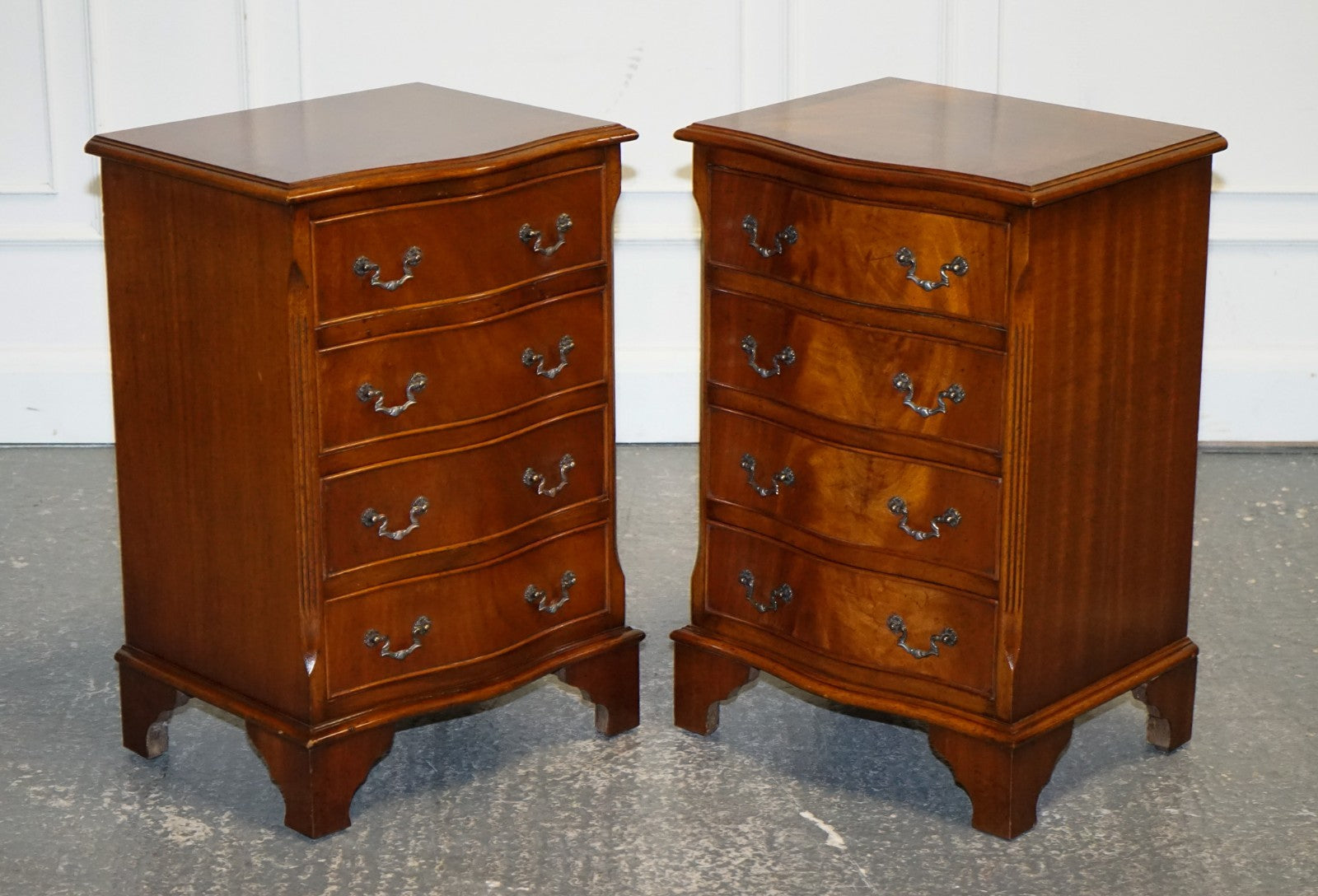 PAIR OF SERPENTINE GEORGIAN STYLE  NIGHTSTANDS BEDSIDE TABLES WITH FOUR DRAWERS