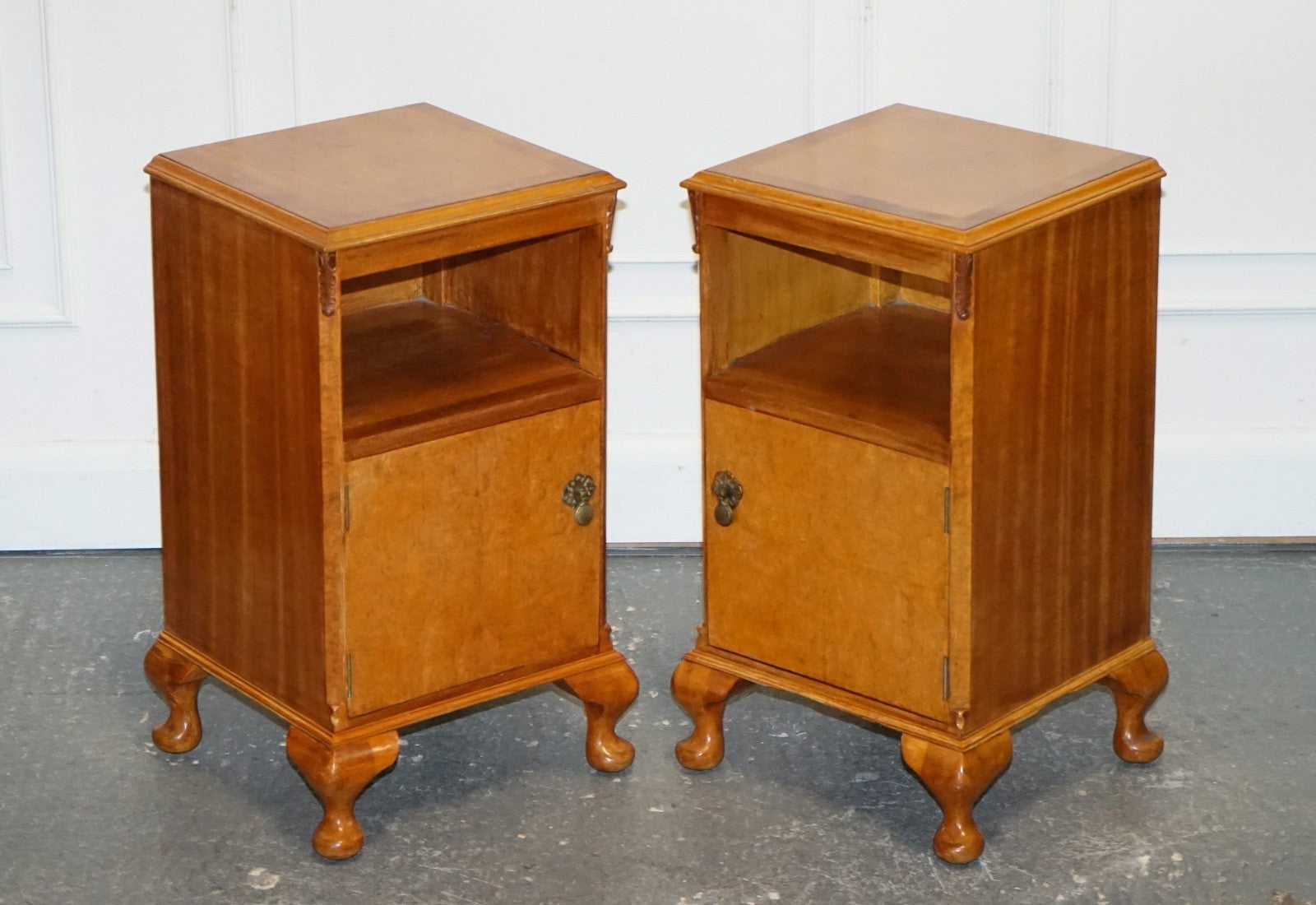 ANTIQUE PAIR OF ART DECO 1920'S LIGHT WALNUT  NIGHTSTANDS BEDSIDE TABLES