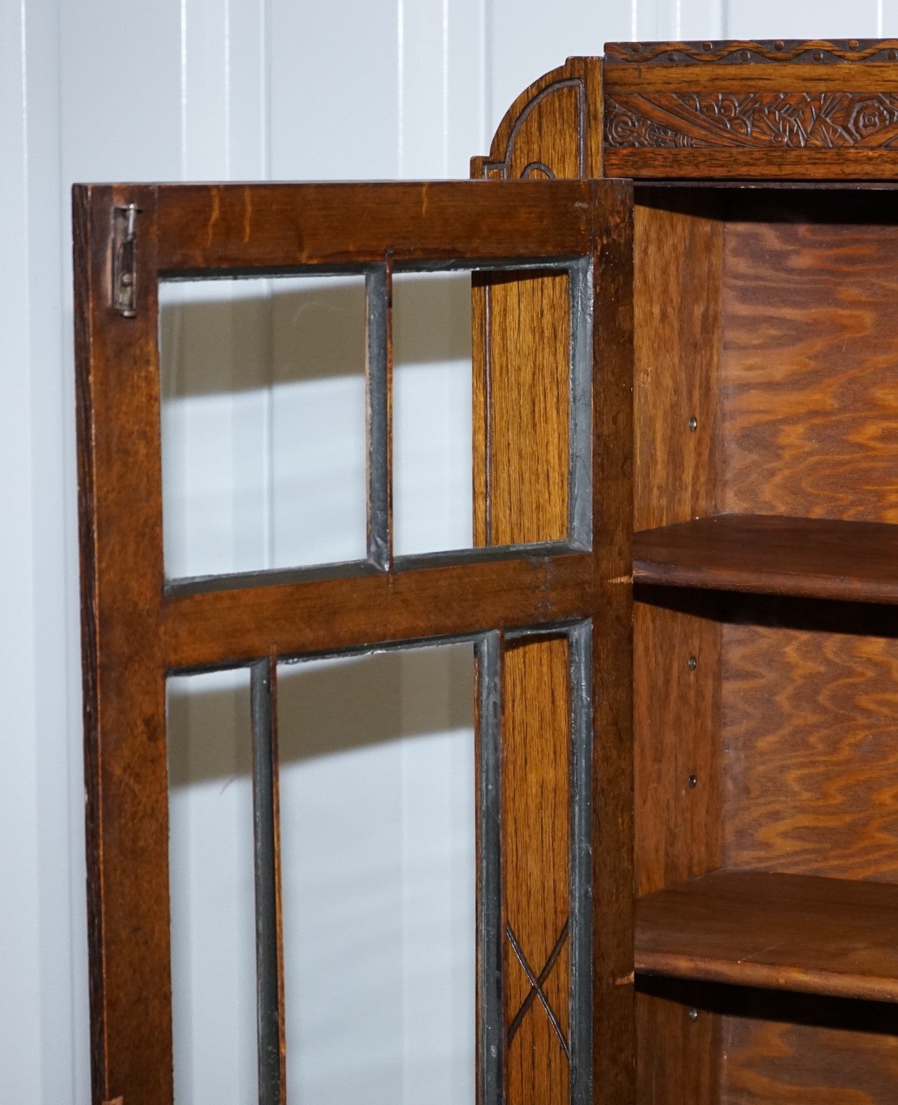 ANTIQUE CIRCA 1920'S ENGLISH OAK ART DECO CARVED BOOKCASE CABINET
