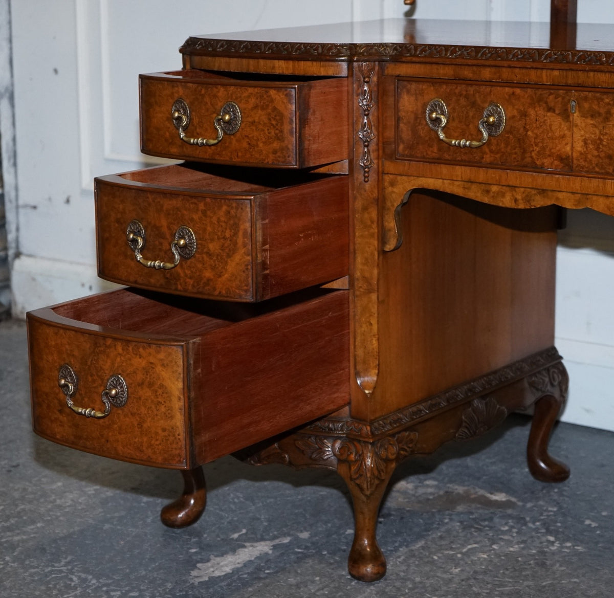 FINE ANTIQUE 1920'S BURR WALNUT HAND CARVED DRESSING TABLE WITH  FOLDING MIRRORS