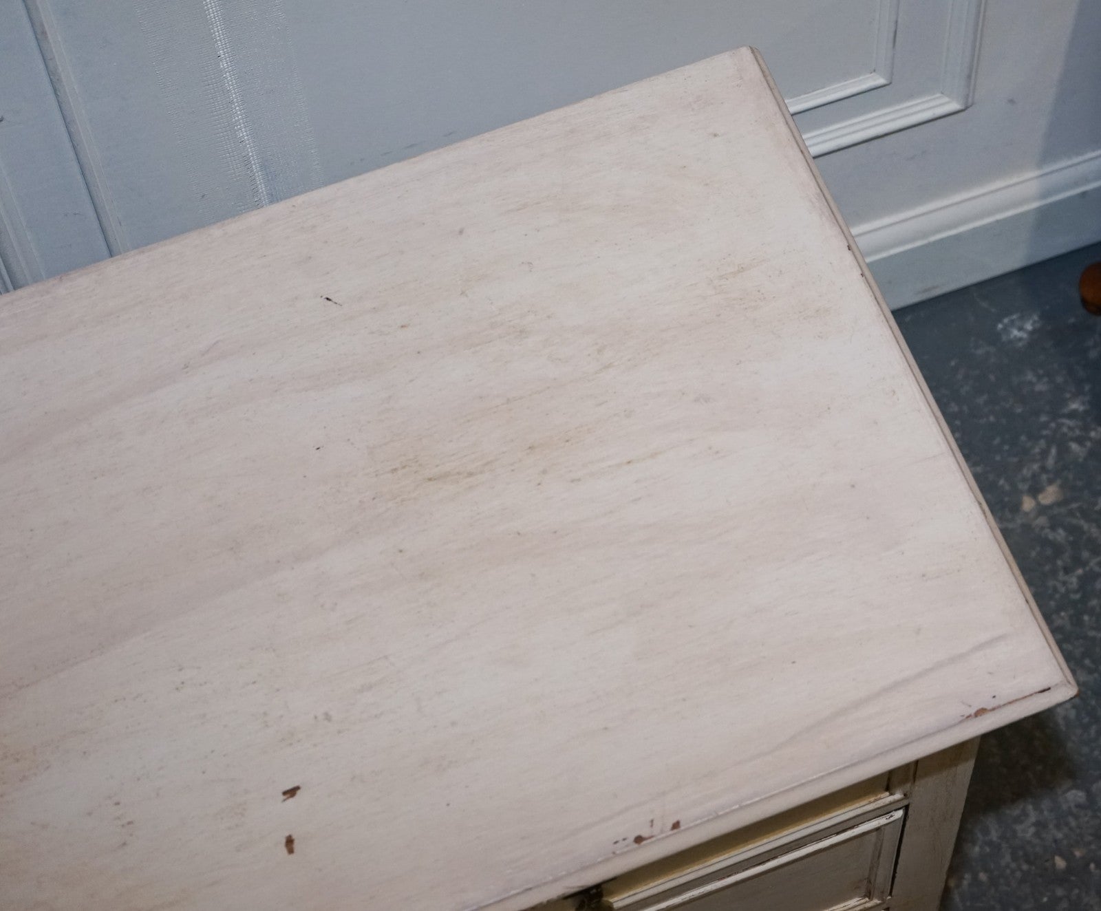 ANTIQUE VICTORIAN HAND PAINTED IVORY WHITE CHEST OF DRAWERS WITH BRASS HANDLES