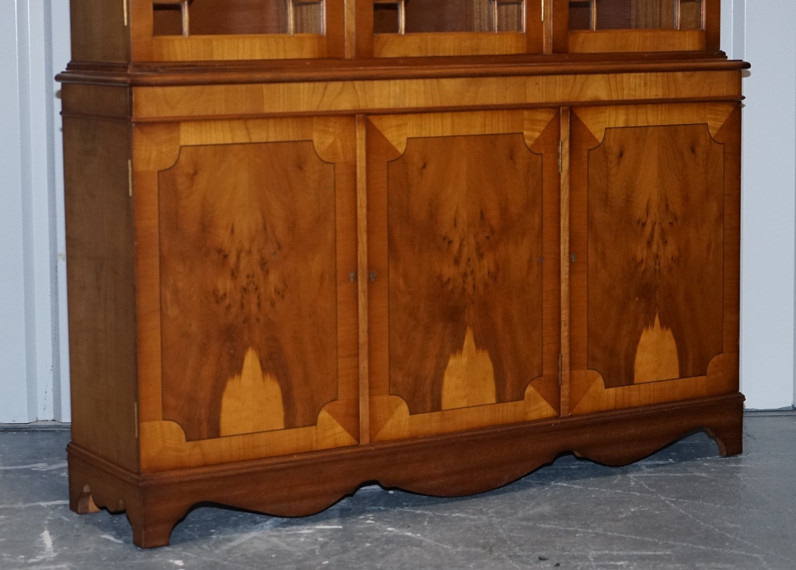 VINTAGE ENGLISH BURR YEW WOOD 3 DOOR ASTRAGAL GLAZED DISPLAY BOOKCASE CABINET