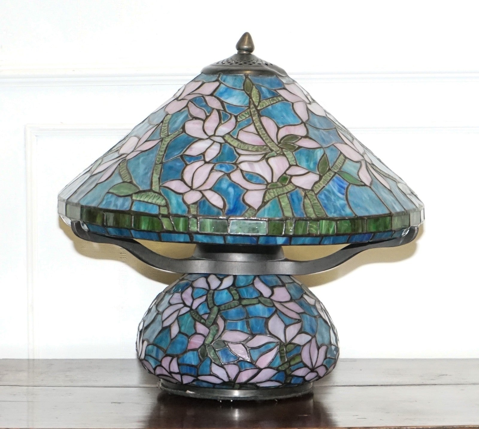 TIFFANY STYLE STAINED GLASS ART NOUVEAU FLORAL DESIGN WITH ILLUMINATED BASE LAMP