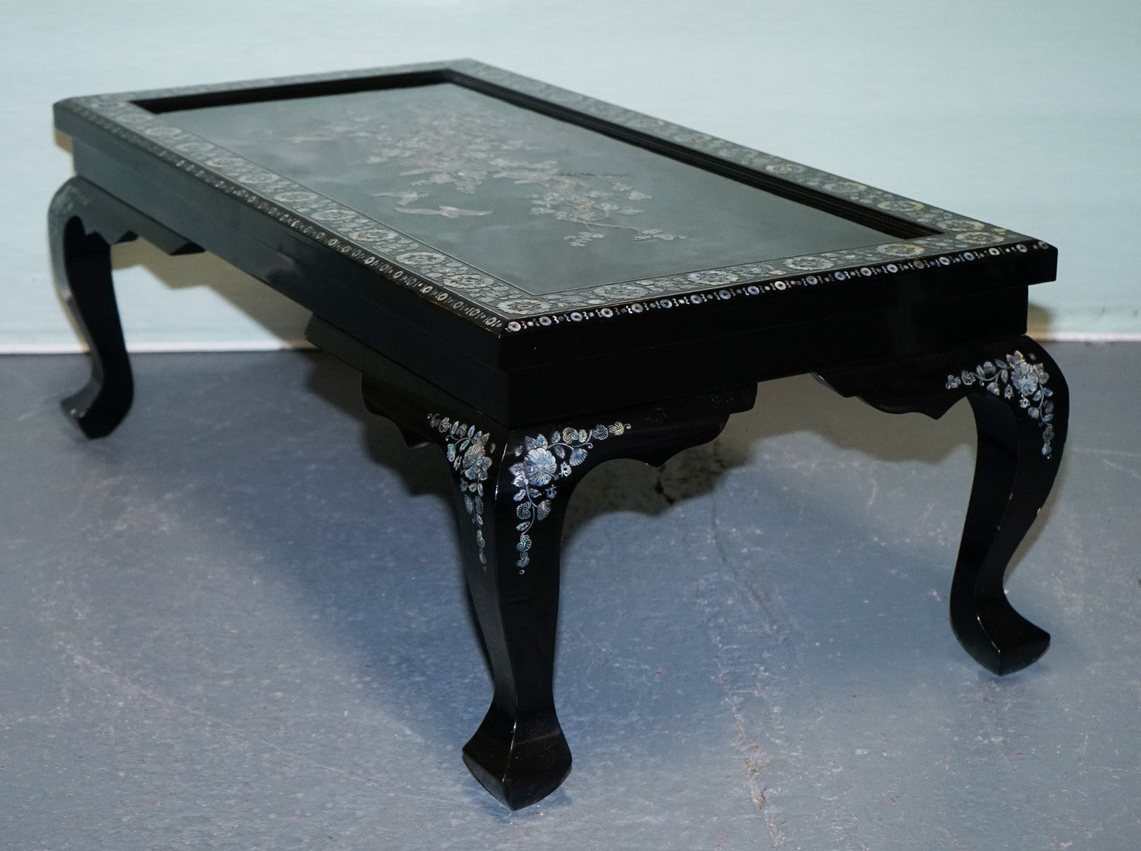 ORIENTAL CHINESE BLACK LACQUER COFFEE TABLE WITH MOTHER OF PEARL AND TWO DRAWERS
