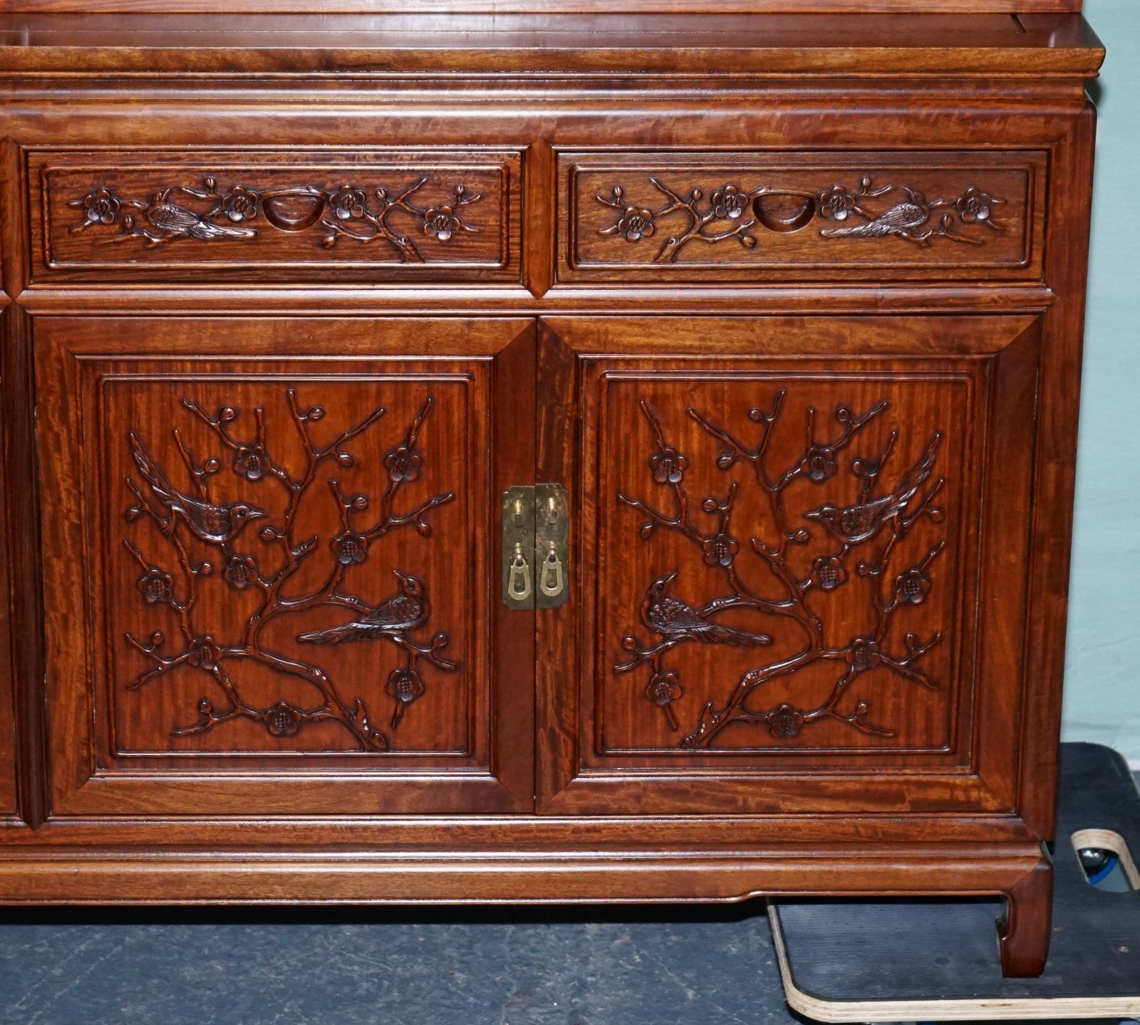 LARGE VINTAGE ORIENTAL CHINESE CARVED SOLID BOOKCASE DISPLAY CABINET WITH LIGHTS