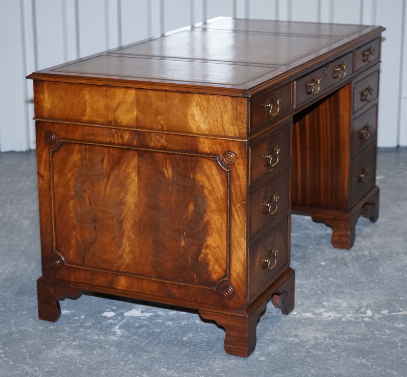 LOVELY BEVAN FUNNELL VINTAGE PEDESTAL DESK WITH HUNTER GREEN LEATHER