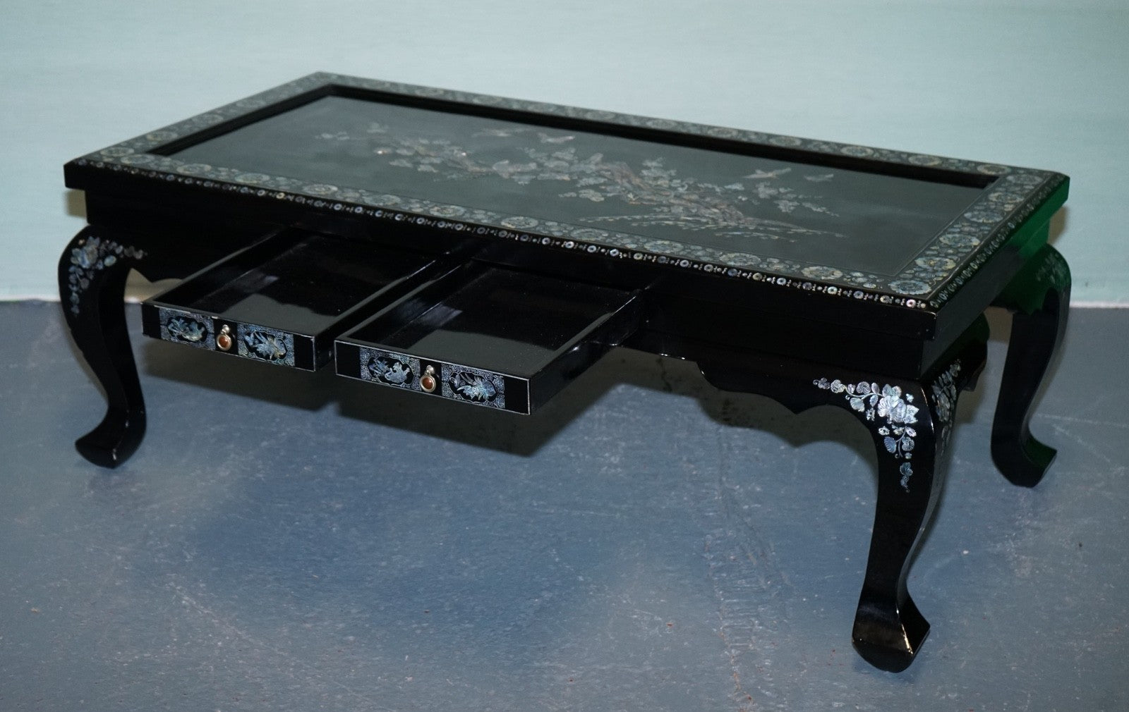 ORIENTAL CHINESE BLACK LACQUER COFFEE TABLE WITH MOTHER OF PEARL AND TWO DRAWERS