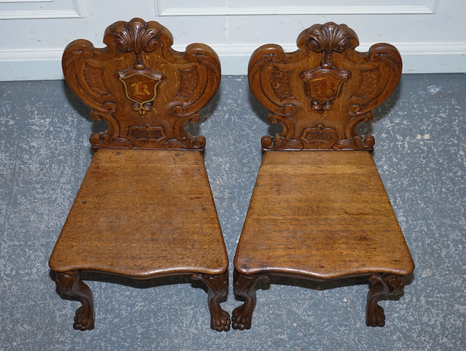 ANTIQUE PAIR OF VICTORIAN SOLID OAK CARVED HALLWAY CHAIRS WITH LION PAW FEET
