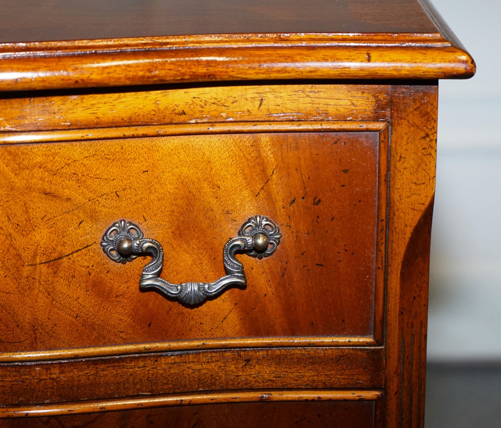 PAIR OF SERPENTINE GEORGIAN STYLE  NIGHTSTANDS BEDSIDE TABLES WITH FOUR DRAWERS