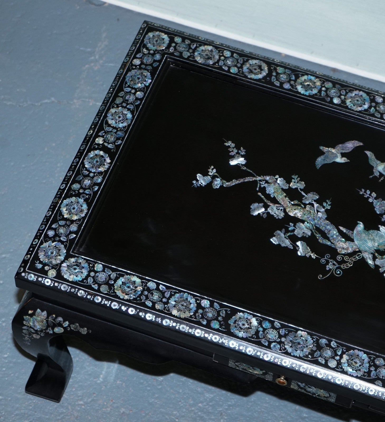 ORIENTAL CHINESE BLACK LACQUER COFFEE TABLE WITH MOTHER OF PEARL AND TWO DRAWERS
