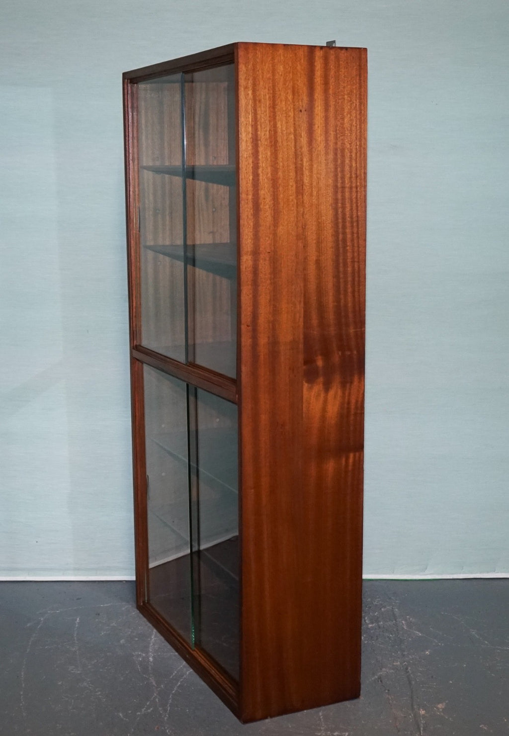 MID CENTURY BOOKCASE DISPLAY CABINET WITH GLASS SLiDING DOORS