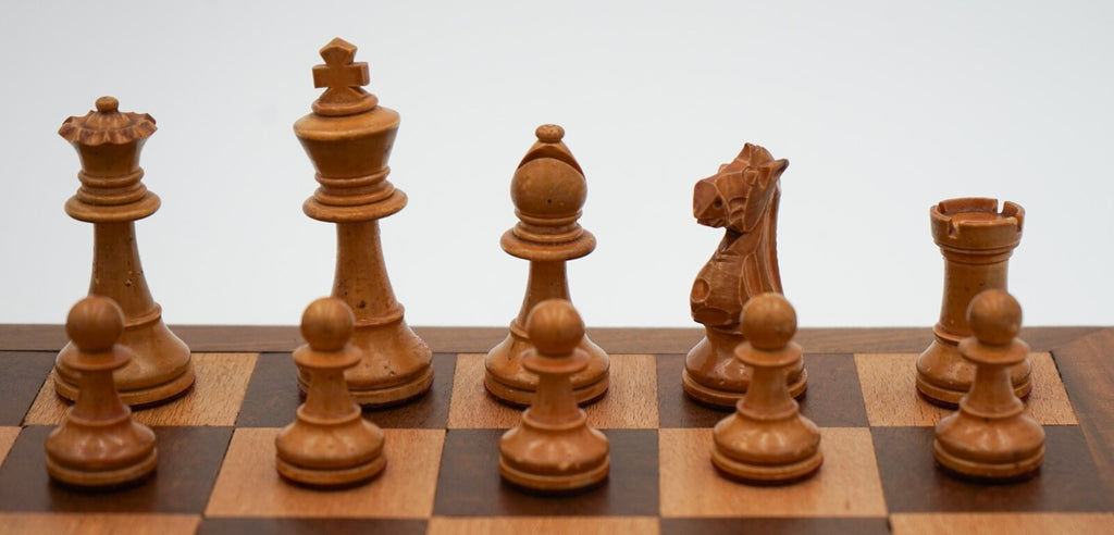 ANTIQUE ENGLISH QUALITY STAUNTON WEIGHTED CHESS SET WITH BOX AND BOARD