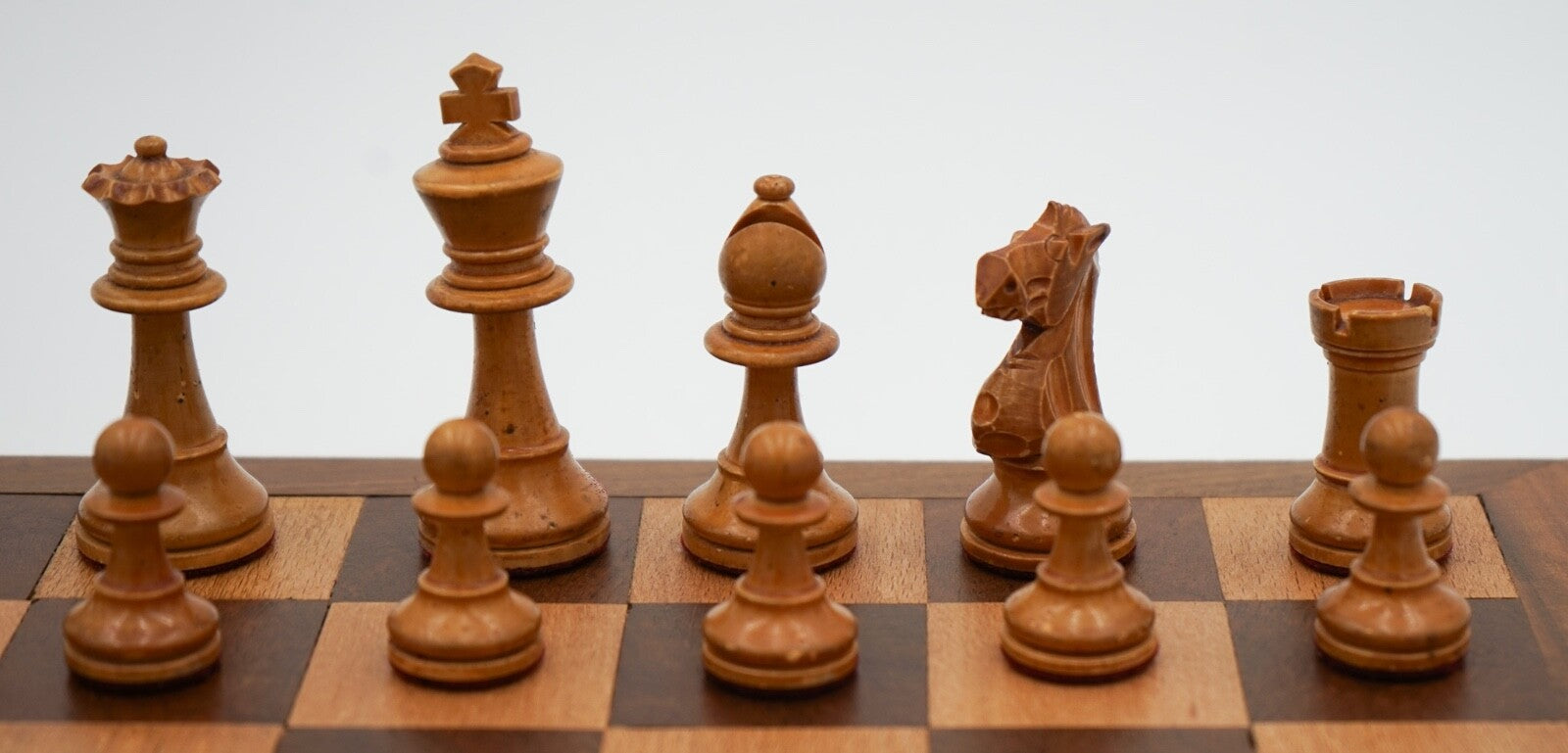 ANTIQUE ENGLISH QUALITY STAUNTON WEIGHTED CHESS SET WITH BOX AND BOARD