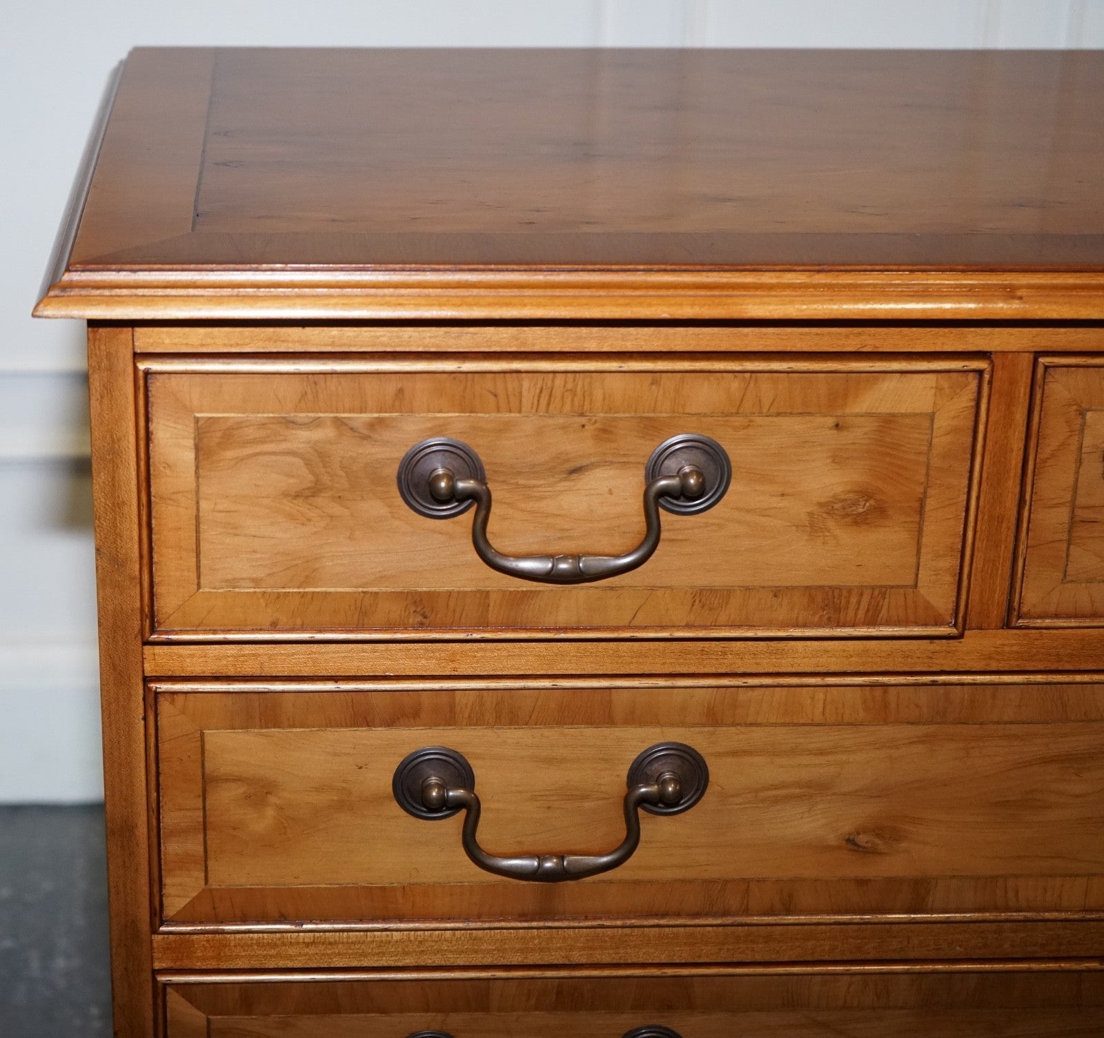 STUNNING GEORGIAN STYLE  WALNUT SIDEBOARD BANK OF DRAWERS