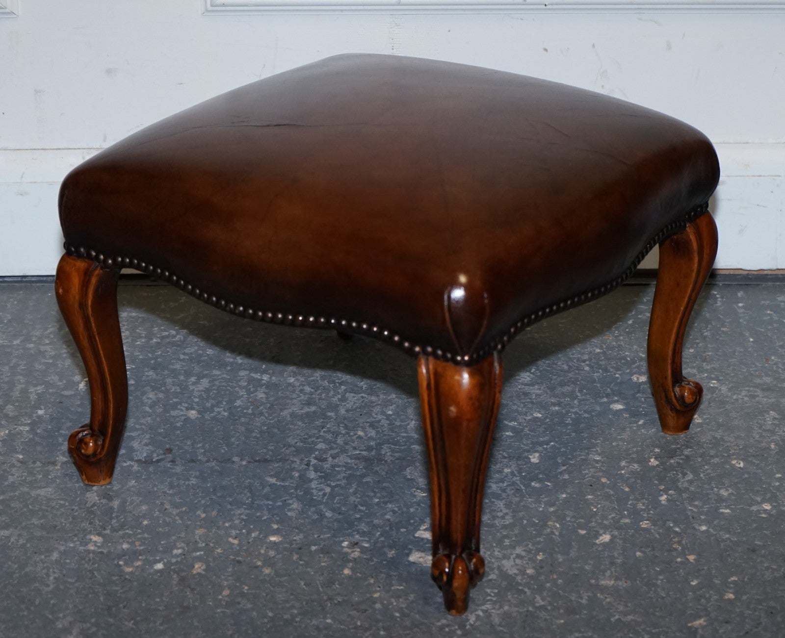 ANTIQUE SHOW FRAMED VICTORIAN CHESTERFIELD DYED LEATHER ARMCHAIR & FOOTSTOOL