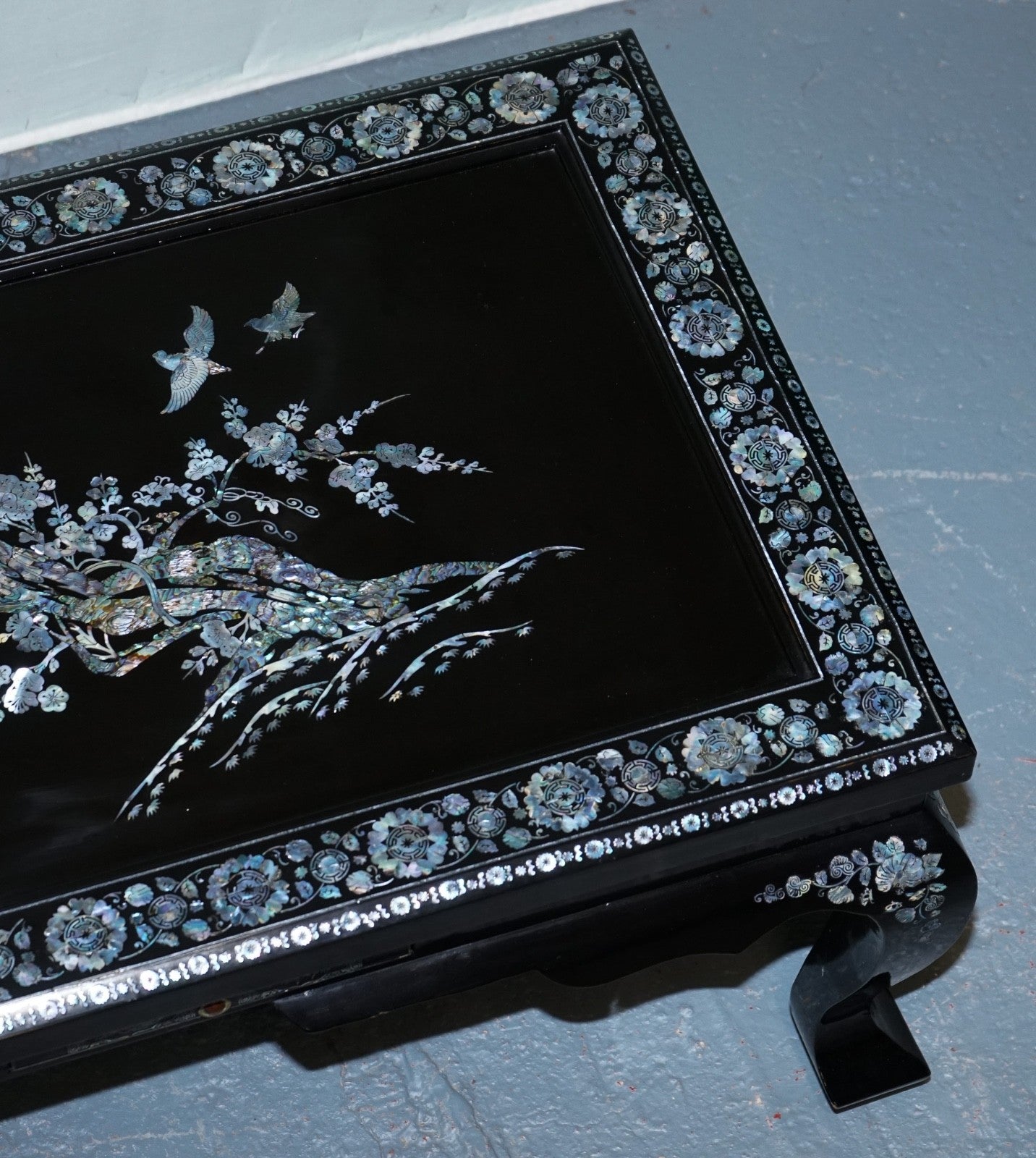 ORIENTAL CHINESE BLACK LACQUER COFFEE TABLE WITH MOTHER OF PEARL AND TWO DRAWERS