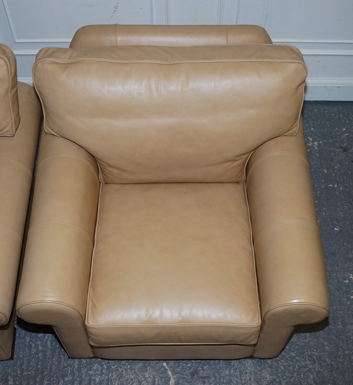 FINE LATTE BROWN LEATHER PAIR OF ARMCHAIRS MADE BY MULTIYORK ENGLAND