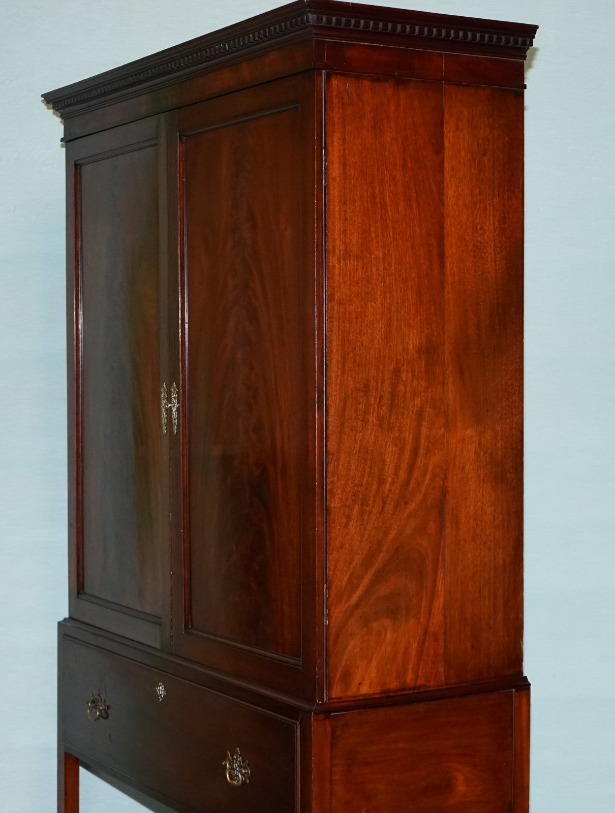 MILLAR & BEATTY ANTIQUE IRISH GEORGIAN STYLE HARDWOOD WARDROBE LINEN PRESS
