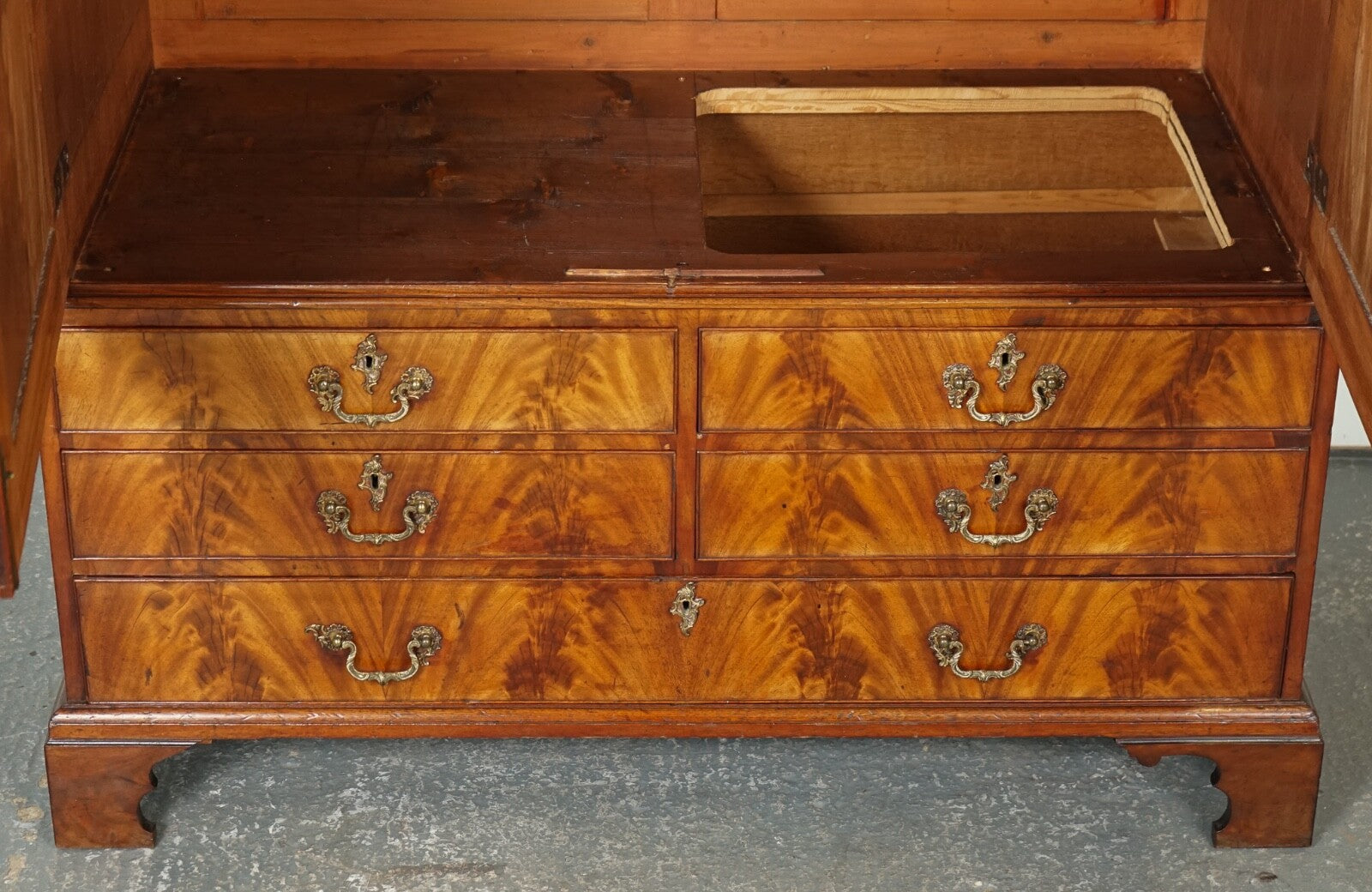 1800 ANTIQUE ENGLISH GEORGIAN FLAMED HARDWOOD LINEN PRESS WARDROBE ARMOIRE J1