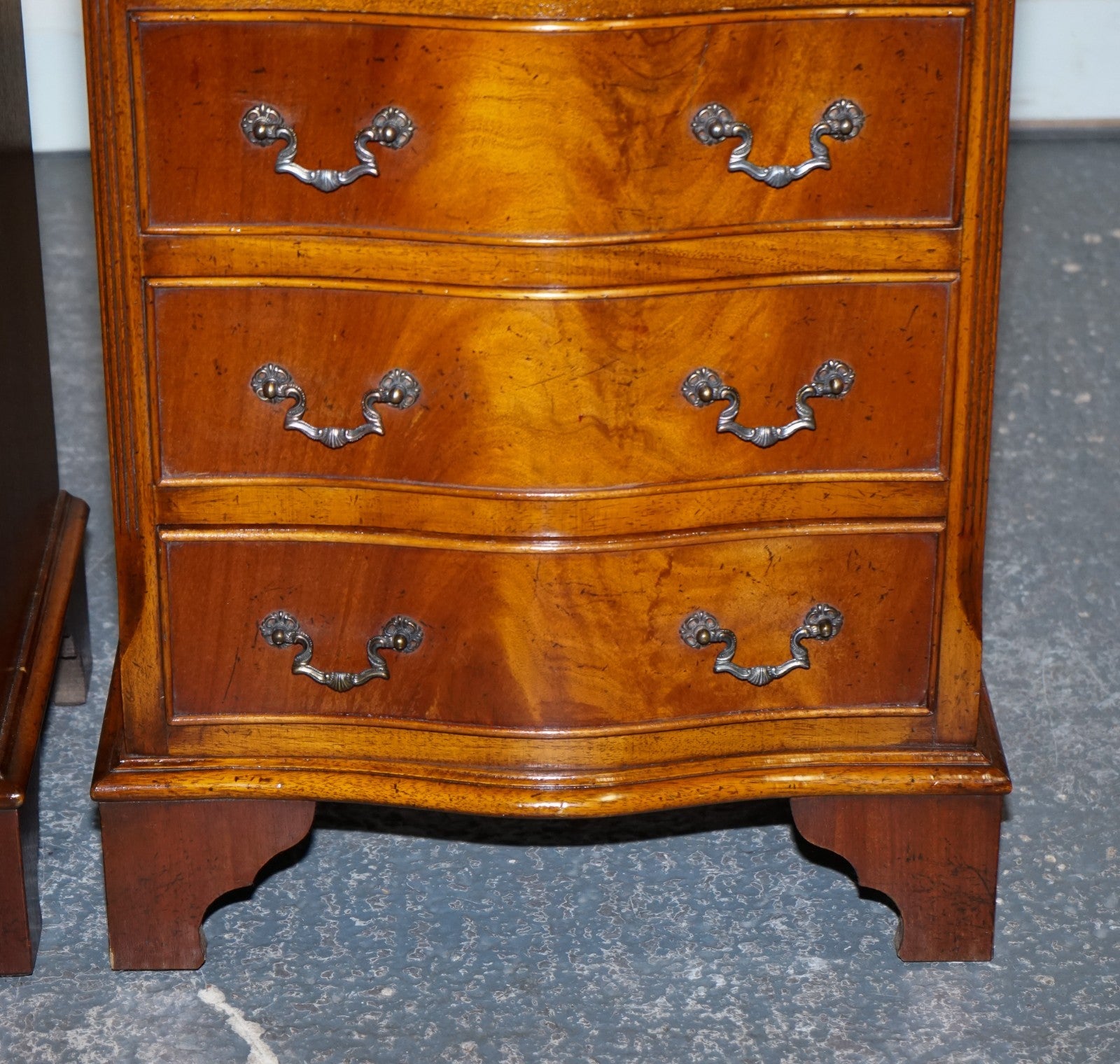 PAIR OF SERPENTINE GEORGIAN STYLE  NIGHTSTANDS BEDSIDE TABLES WITH FOUR DRAWERS