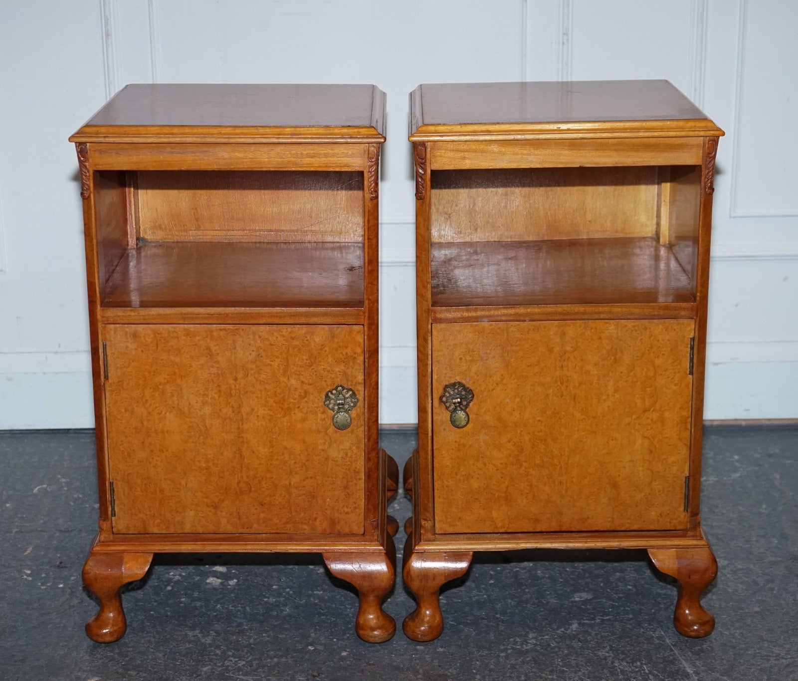ANTIQUE PAIR OF ART DECO 1920'S LIGHT WALNUT  NIGHTSTANDS BEDSIDE TABLES