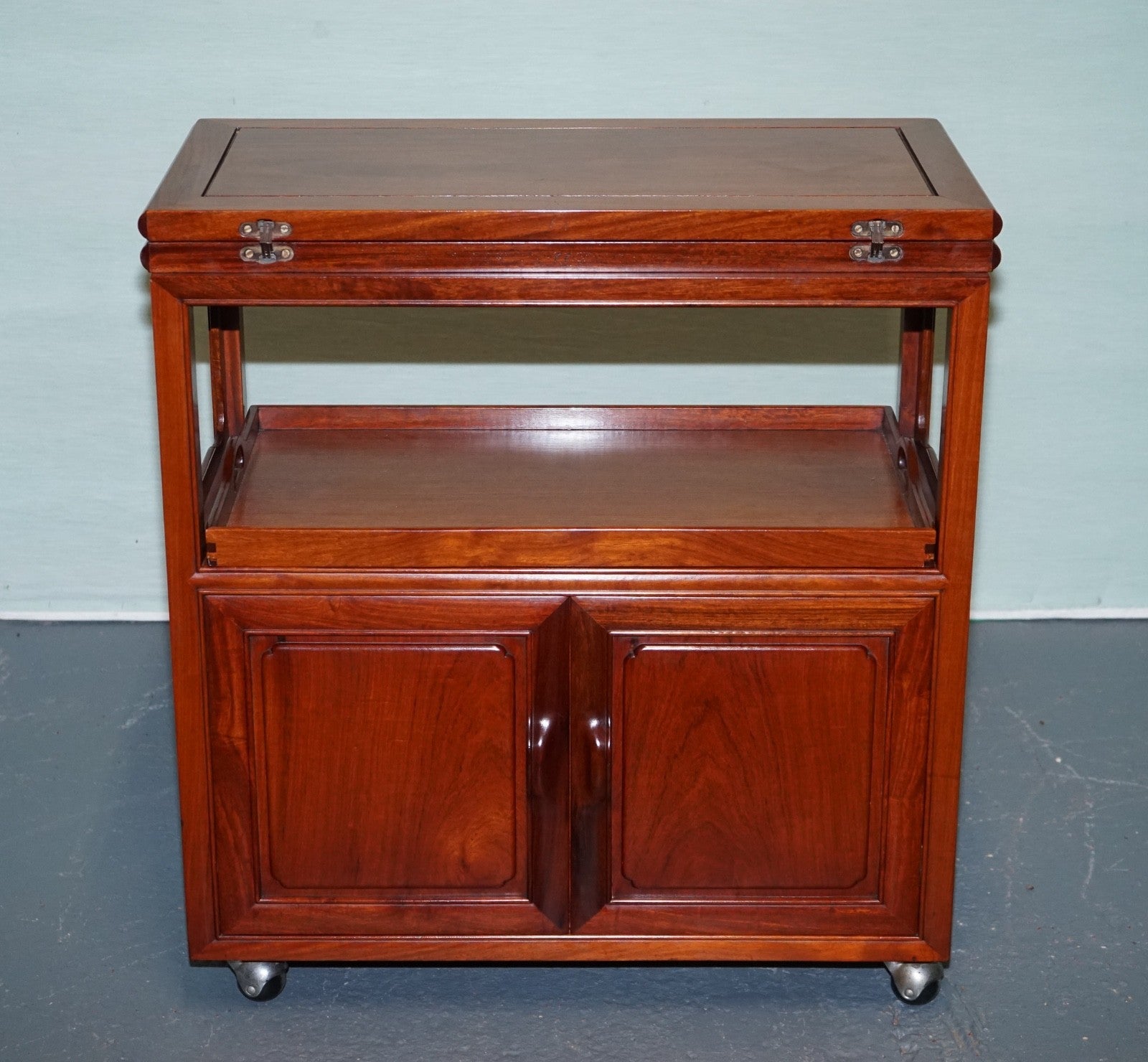 VINTAGE ORIENTAL CHINESE ROLLING BAR CABINET MID CENTURY TEA OR LIQUOR CART