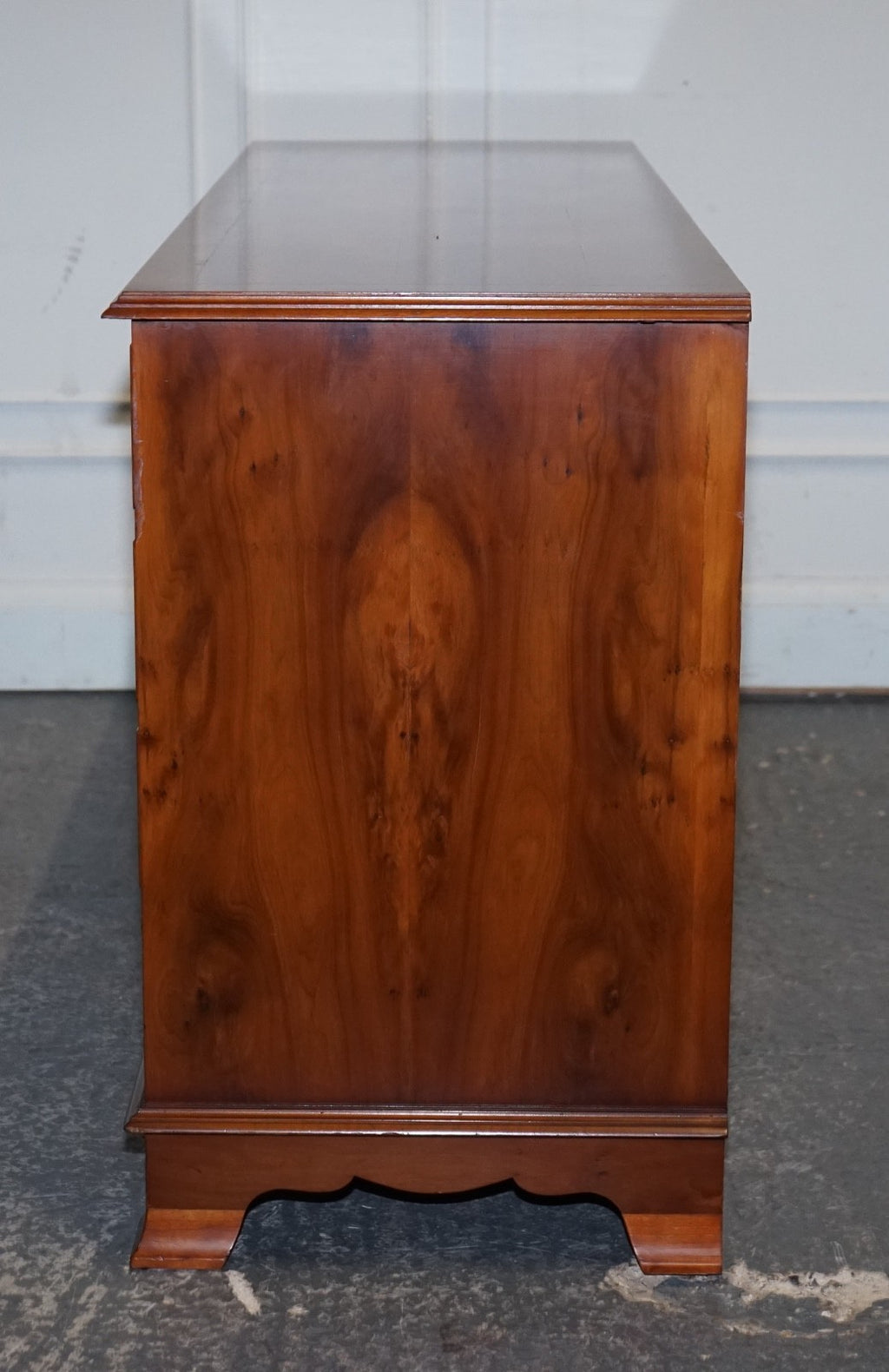 STUNNING GEORGIAN STYLE  WALNUT SIDEBOARD BANK OF DRAWERS