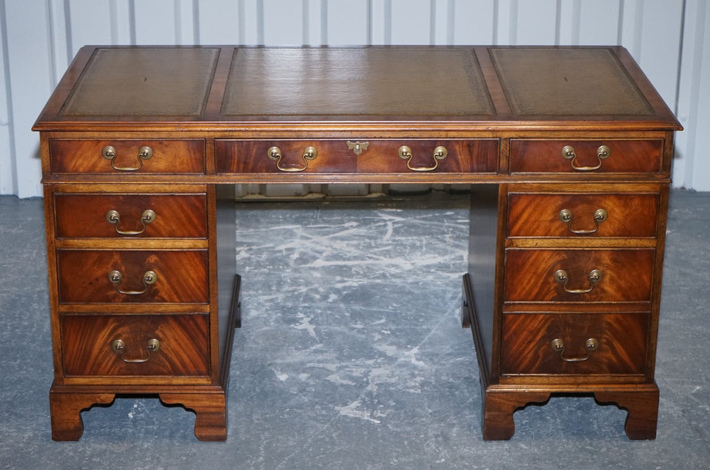 LOVELY BEVAN FUNNELL VINTAGE PEDESTAL DESK WITH HUNTER GREEN LEATHER