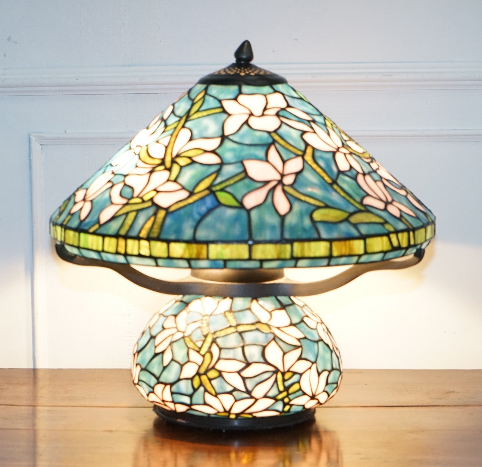 TIFFANY STYLE STAINED GLASS ART NOUVEAU FLORAL DESIGN WITH ILLUMINATED BASE LAMP