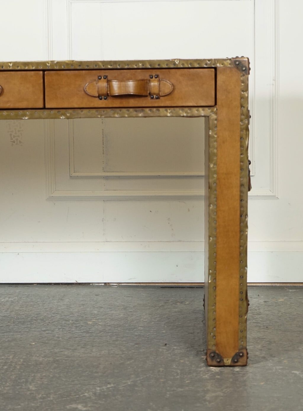 ABSOLUTELY STUNNING VINTAGE FULL LEATHER DESK WITH THREE DRAWERS MADE BY ESQUIRE