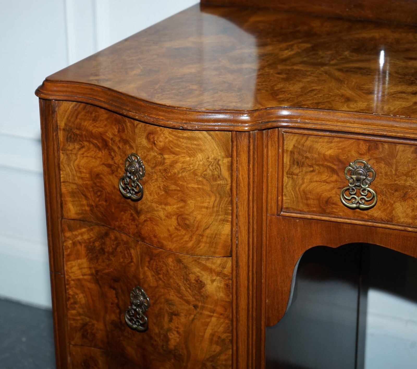 ANTIQUE 1920'S BURR WALNUT ART DECO DRESSING TABLE WITH PLENTY OF DRAWERS