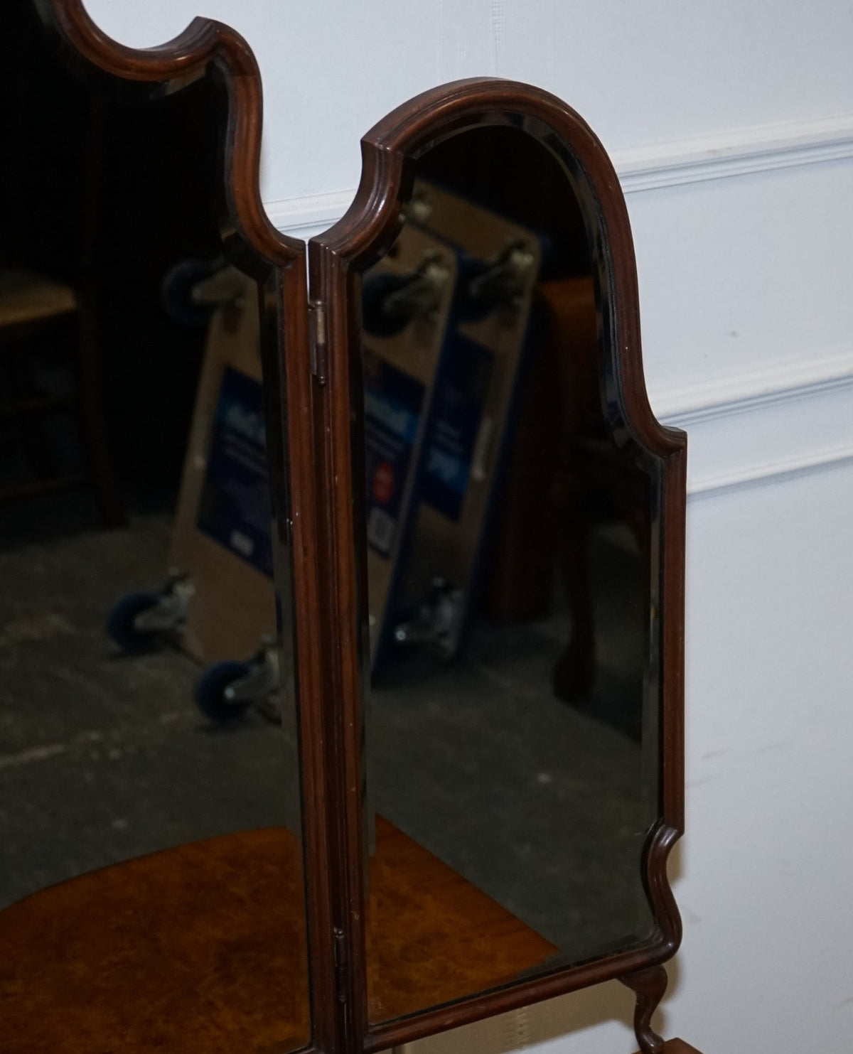 FINE ANTIQUE 1920'S BURR WALNUT HAND CARVED DRESSING TABLE WITH  FOLDING MIRRORS
