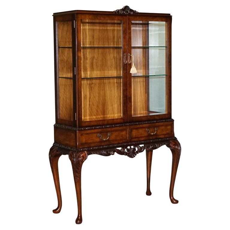 VINTAGE CARVED QUEEN ANNE STYLE DISPLAY CABiNET BOOKCASE