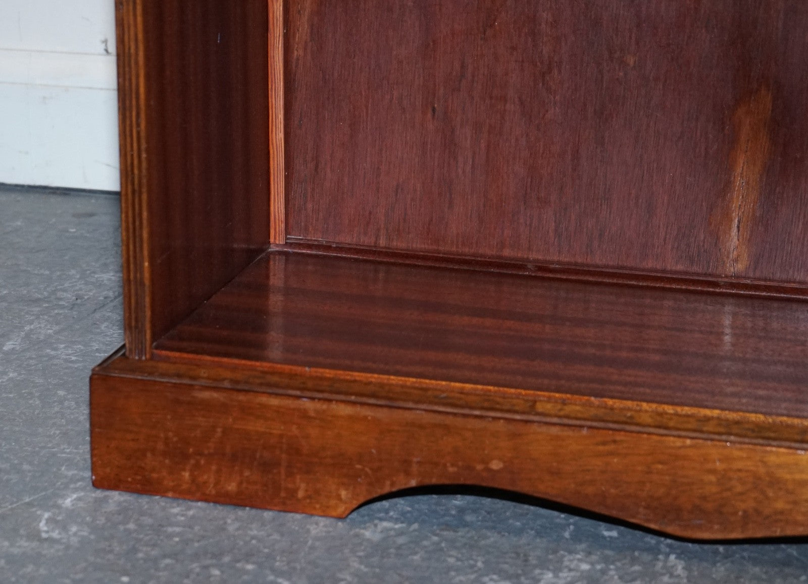 VINTAGE DWARF OPEN BOOKCASE WITH FIXED SHELVES