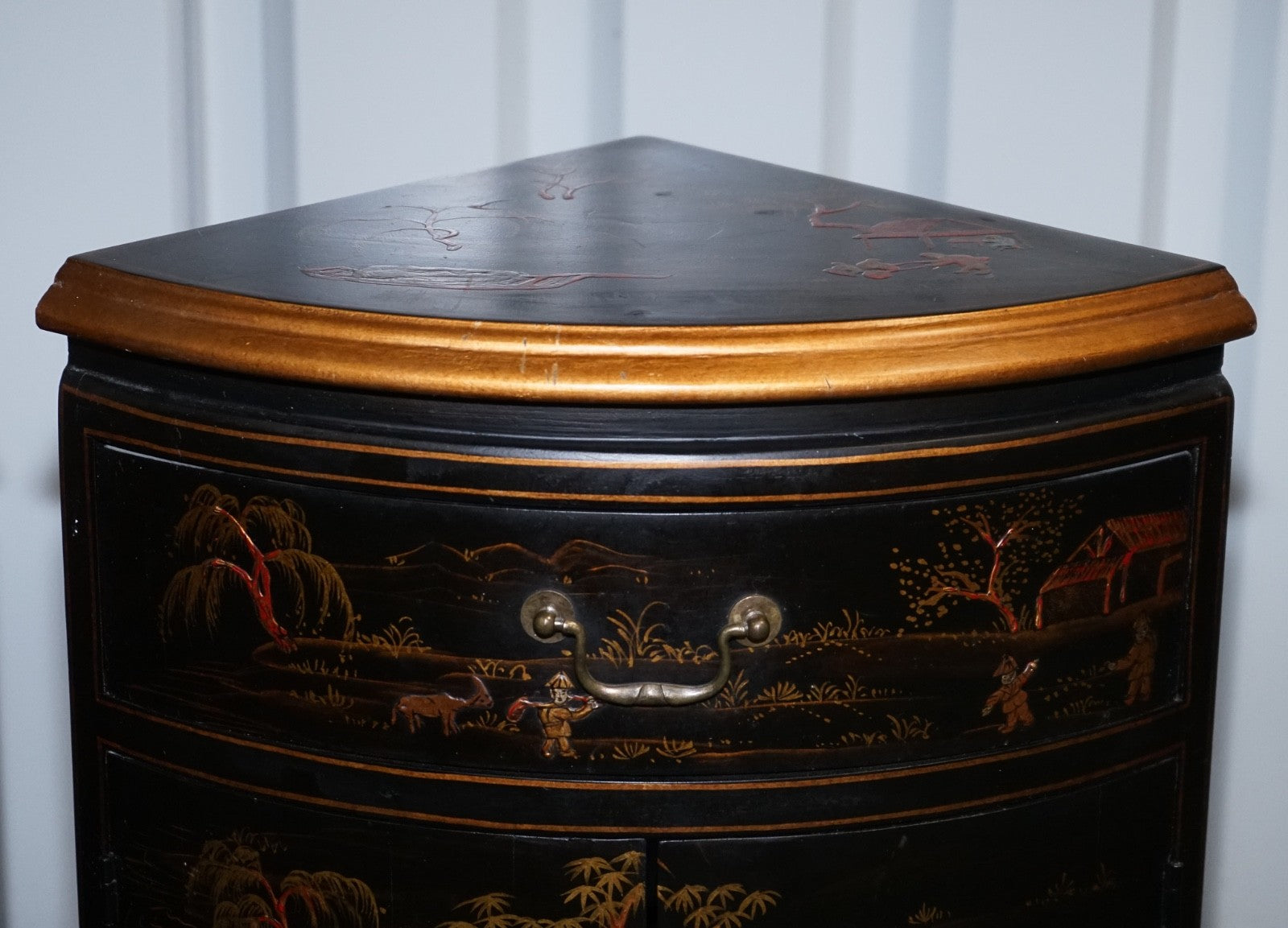 MATCHING PAIR OF CHINESE CHINOISERIE DECORATIVE CORNER CABINETS WITH CUPBOARD