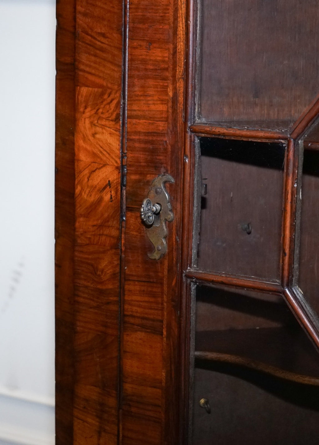 GEORGIAN CORNER HANGING DISPLAY CABINET BOOKCASE GLAZED DOOR DRAWER INSIDE