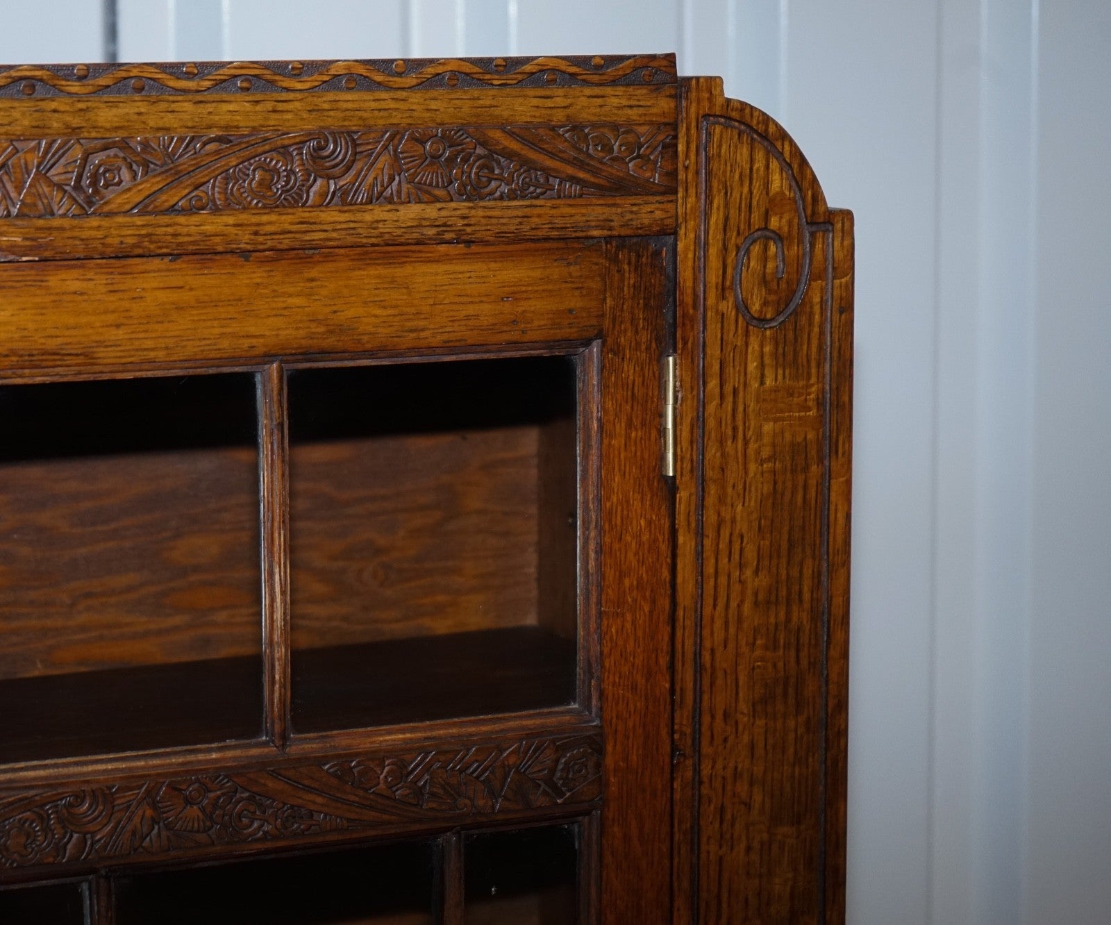 ANTIQUE CIRCA 1920'S ENGLISH OAK ART DECO CARVED BOOKCASE CABINET
