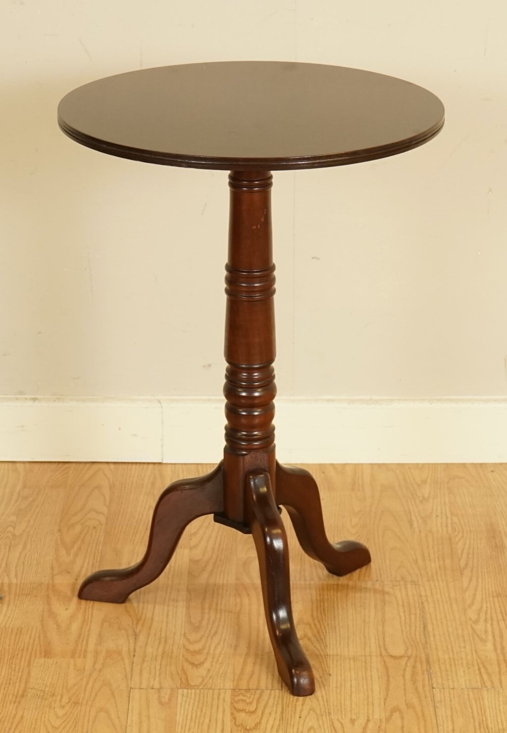 STUNNING VICTORIAN SIDE TABLE/WINE TABLE ON ELEGANT TRIPOD LEGS