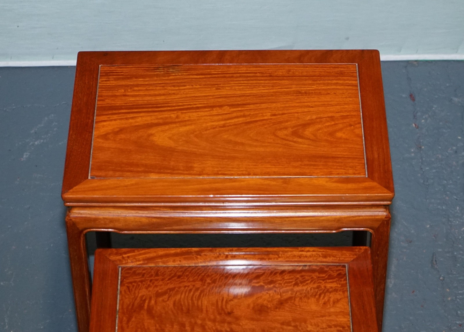 VINTAGE ORIENTAL CHINESE TEAK NESTING TABLES MINIMALIST DESiGN