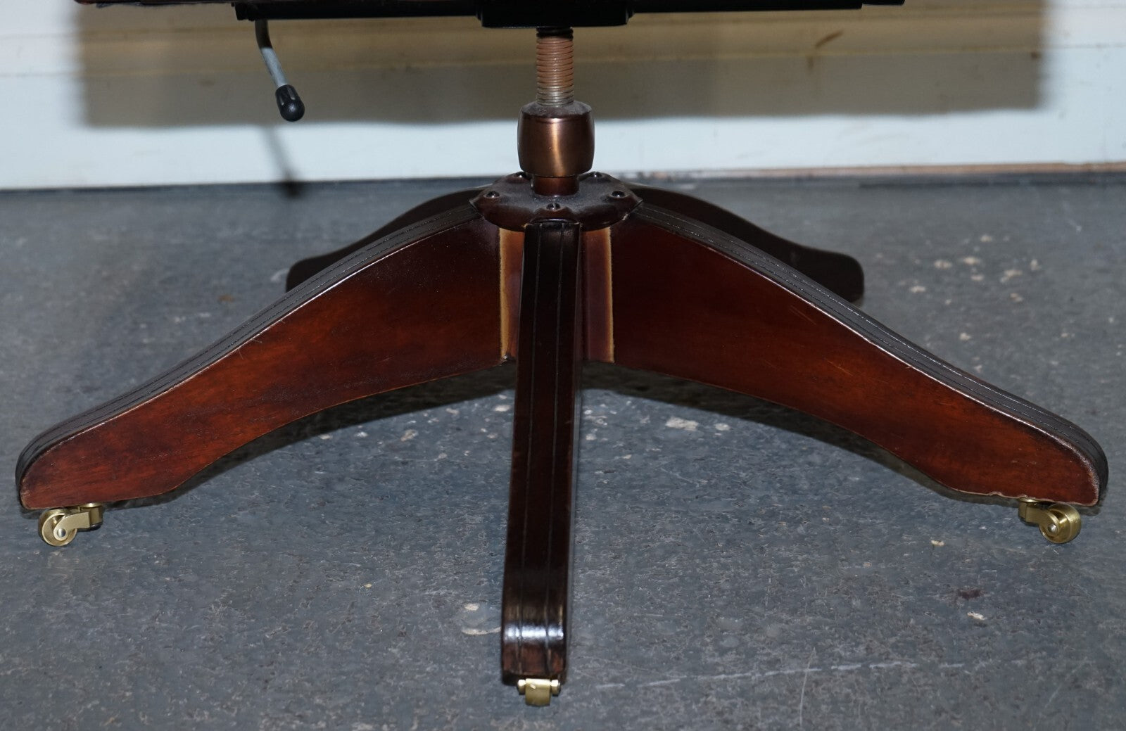 RARE CIGAR BROWN LEATHER CHESTERFIELD DIRECTIONS CONFERENCE LEATHER CHAIR