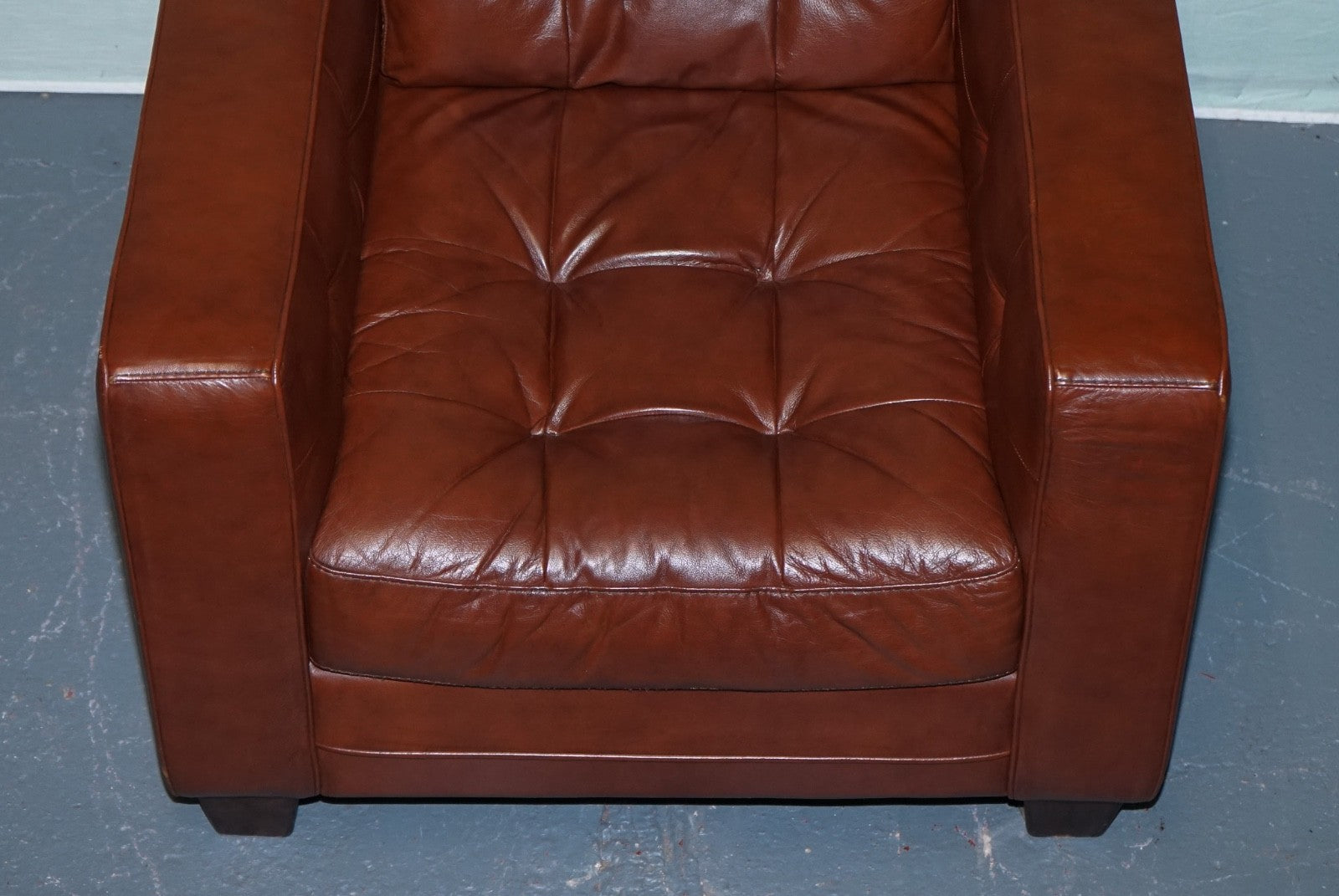 VINTAGE MINIMALIST BROWN LEATHER BUTTONED ARMCHAIR