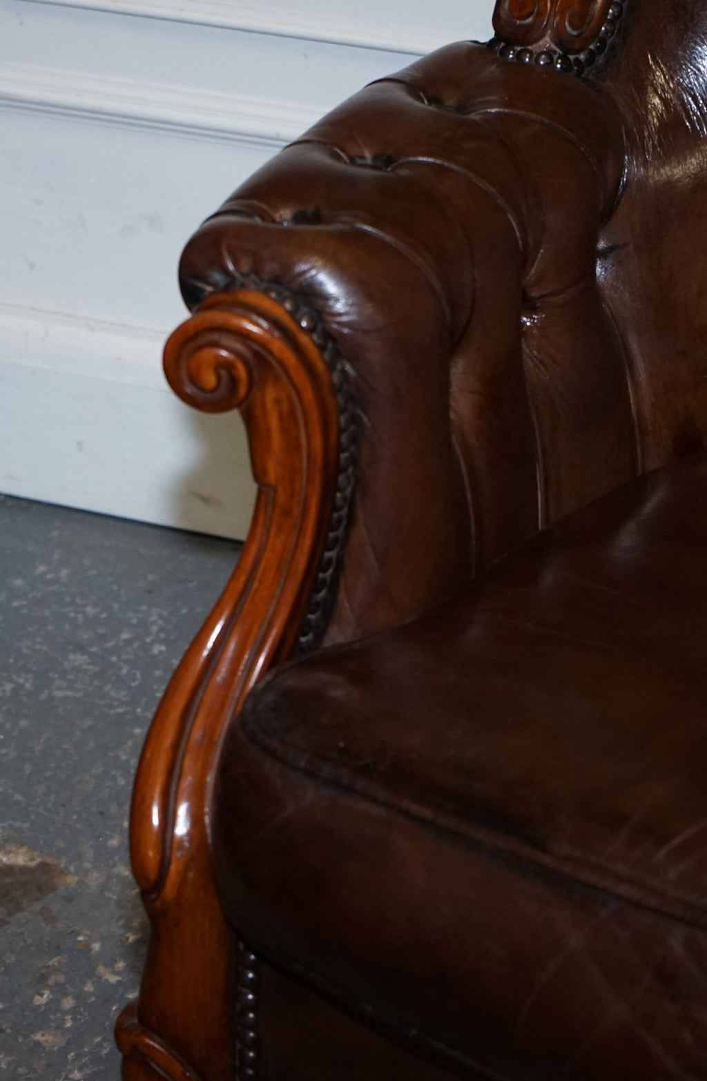 ANTIQUE SHOW FRAMED VICTORIAN CHESTERFIELD DYED LEATHER ARMCHAIR & FOOTSTOOL