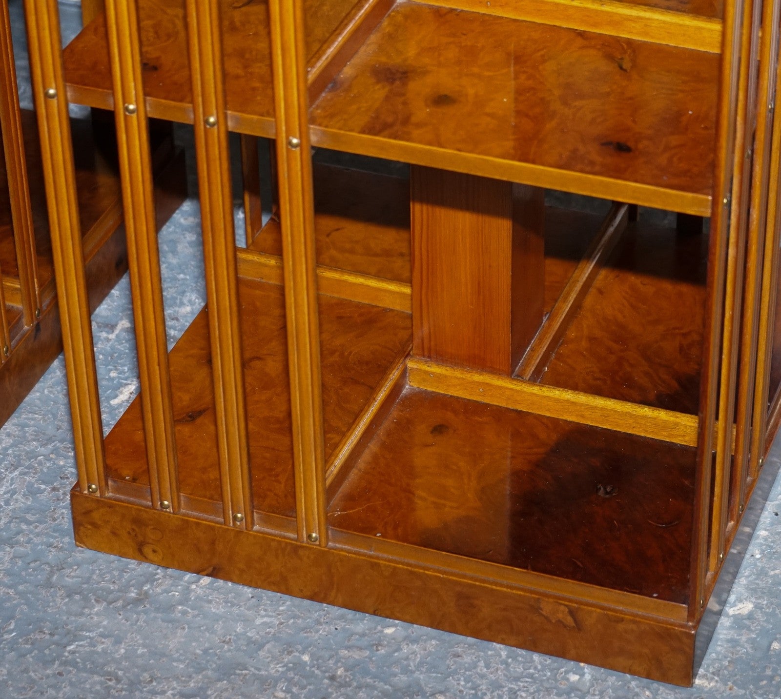 RESTORED PAIR OF ANTIQUE STYLE SHERATON REVIVAL BURR WALNUT BOOKCASES SIDE TABLE