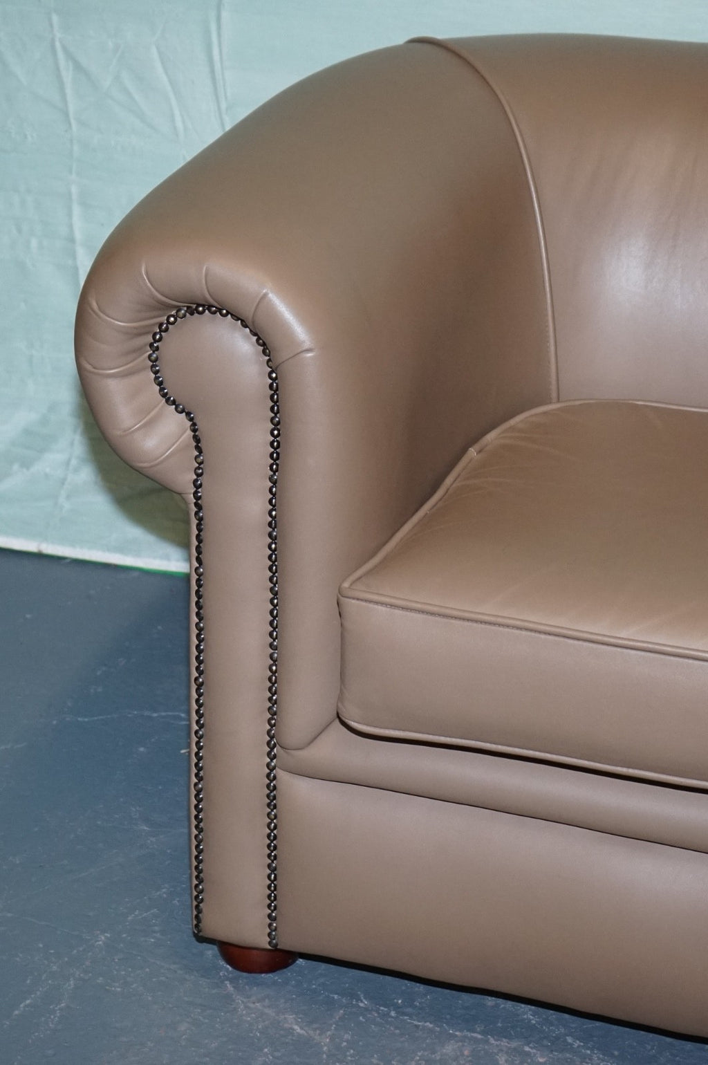 VINTAGE CHESTERFIELD ANDREW MUiRHEAD TAN LEATHER TUB TWO SEATER SOFA STUD DETAIL
