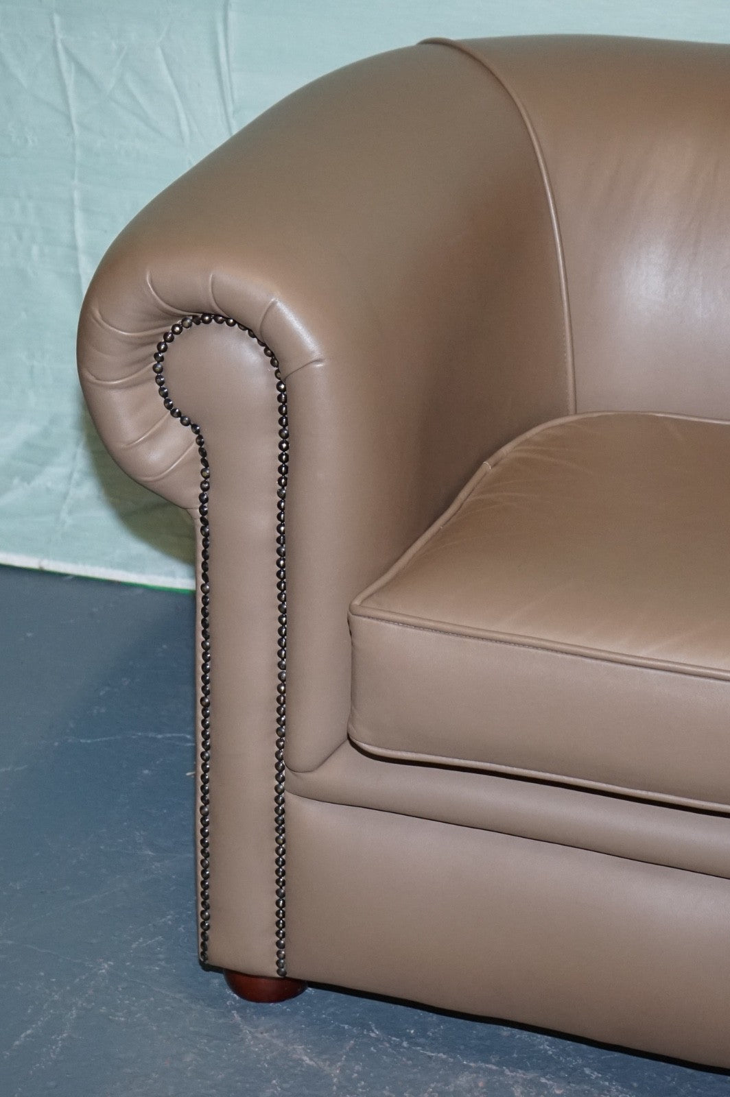 VINTAGE CHESTERFIELD ANDREW MUiRHEAD TAN LEATHER TUB TWO SEATER SOFA STUD DETAIL