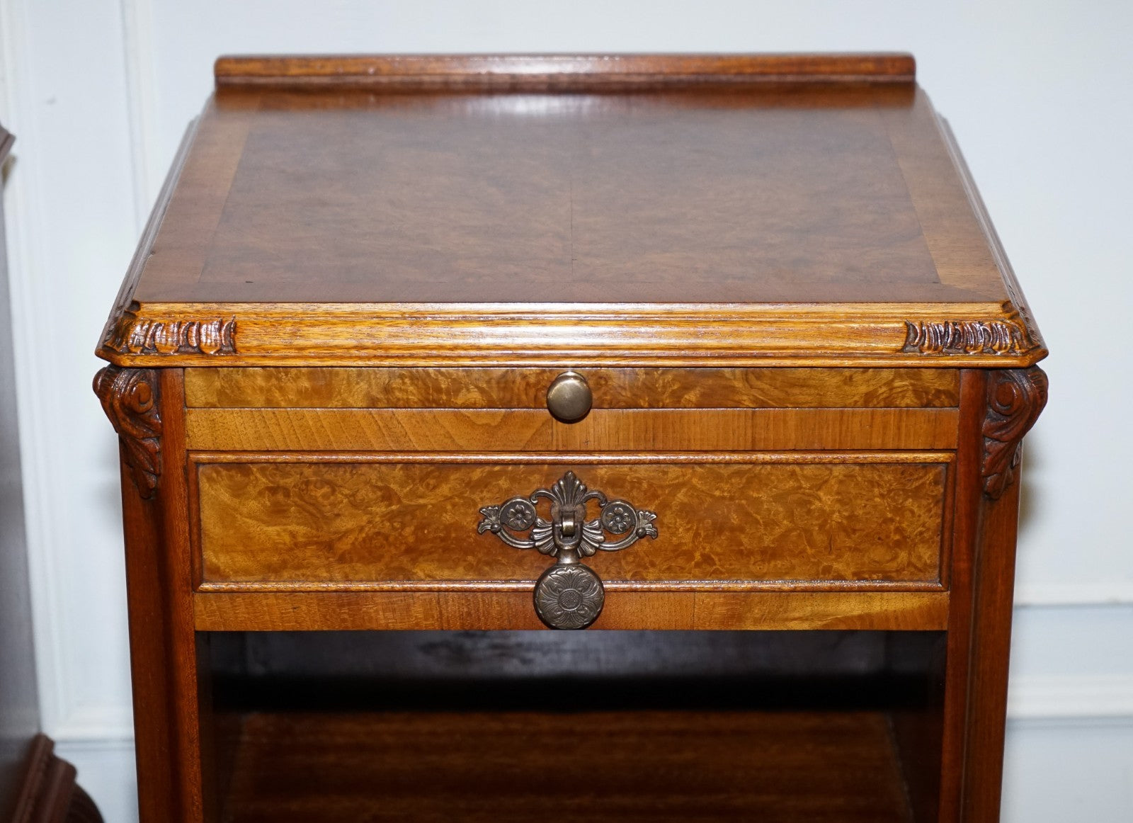ANTIQUE RESTORED PAIR OF 1920S ART DECO QUEEN ANNE BEDSIDE TABLES NIGHTSTANDS