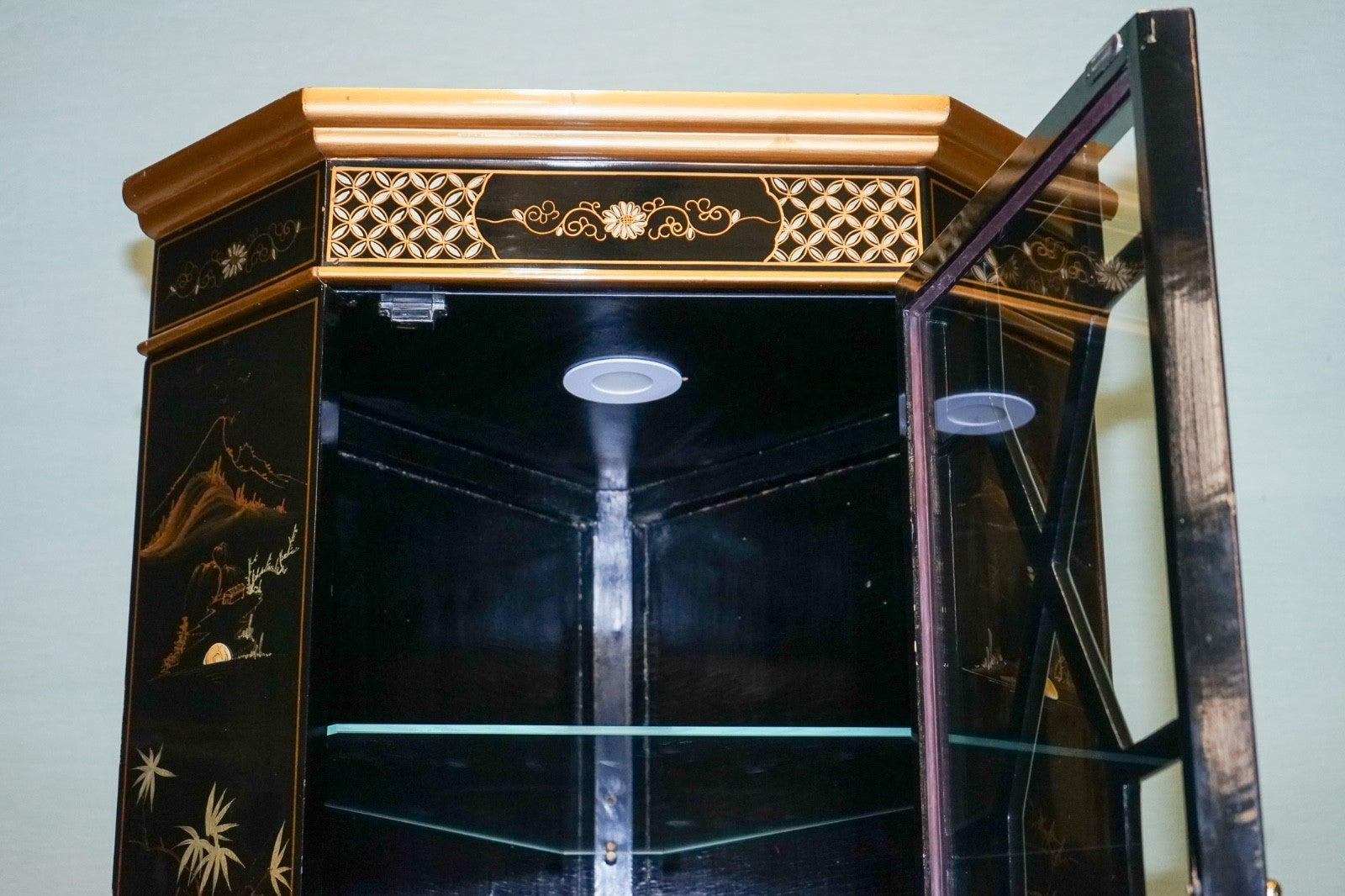 ELEGANT VINTAGE BLACK LACQUERED CORNER CABINET MOTHER PEARL & GILT INLAY